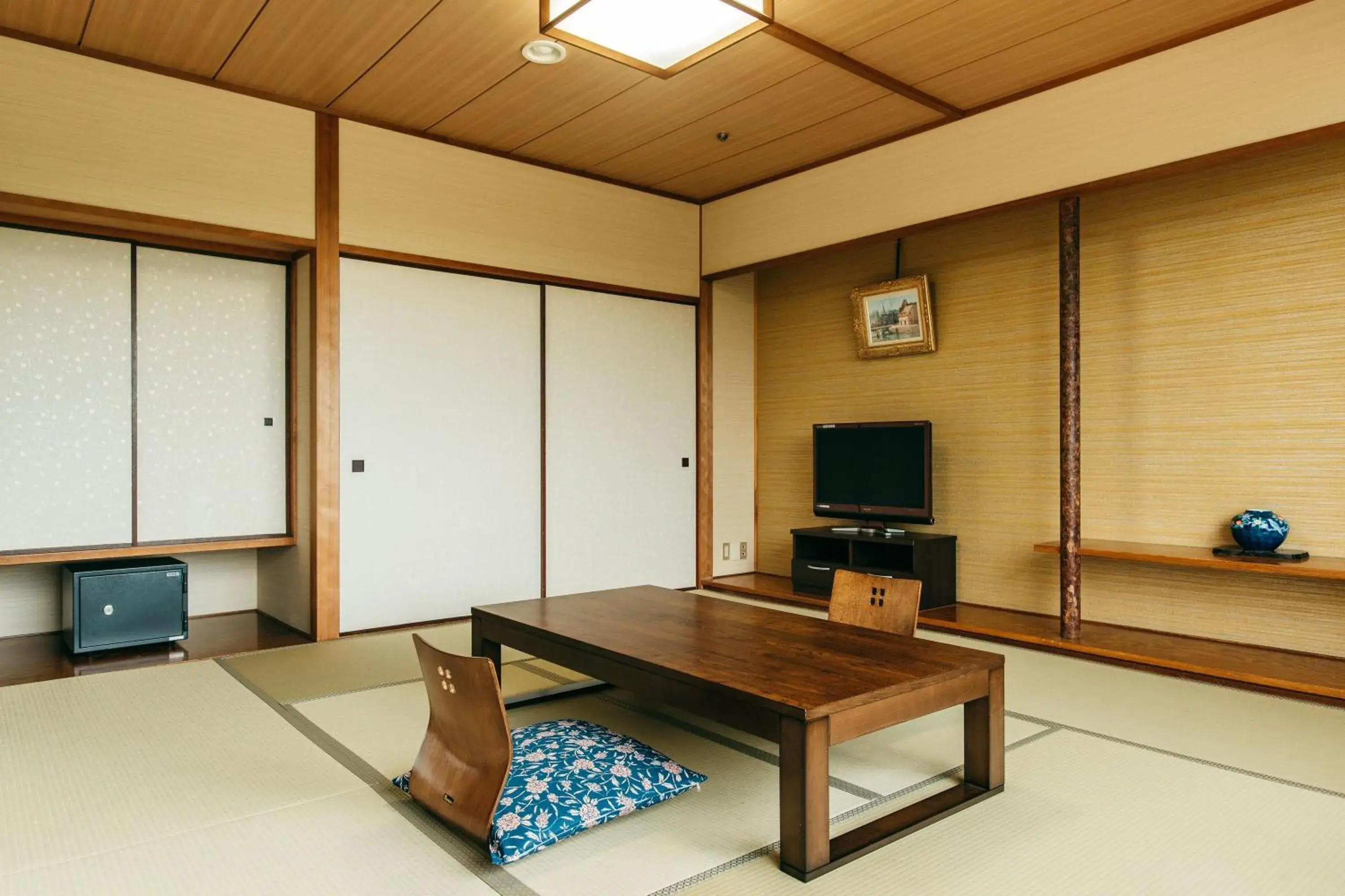 Japanese-style Room with 8 Tatami (MAX 4 Adults) - single occupancy in KAMENOI HOTEL Yanagawa Japanese-style Room with 8 Tatami (MAX 4 Adults) - single occupancy in KAMENOI HOTEL Yanagawa