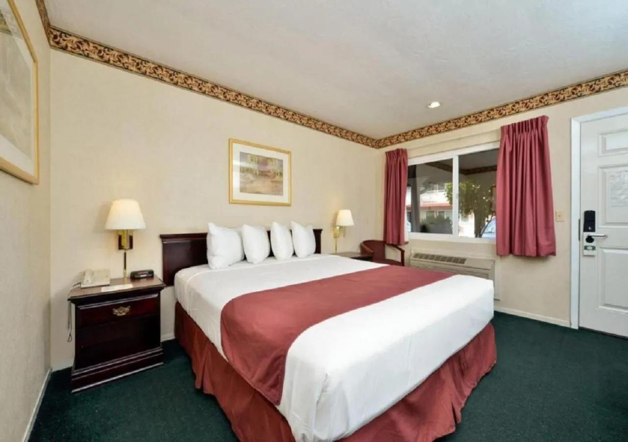 Bed in Americas Best Value Inn - Sky Ranch Palo Alto