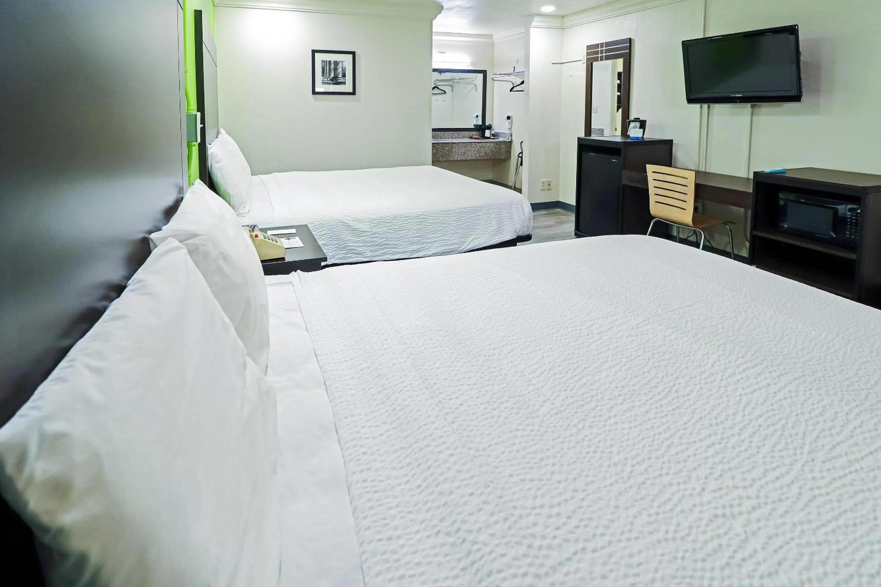 Bedroom, Bed in Rodeway Inn San Antonio Lackland AFB - SeaWorld