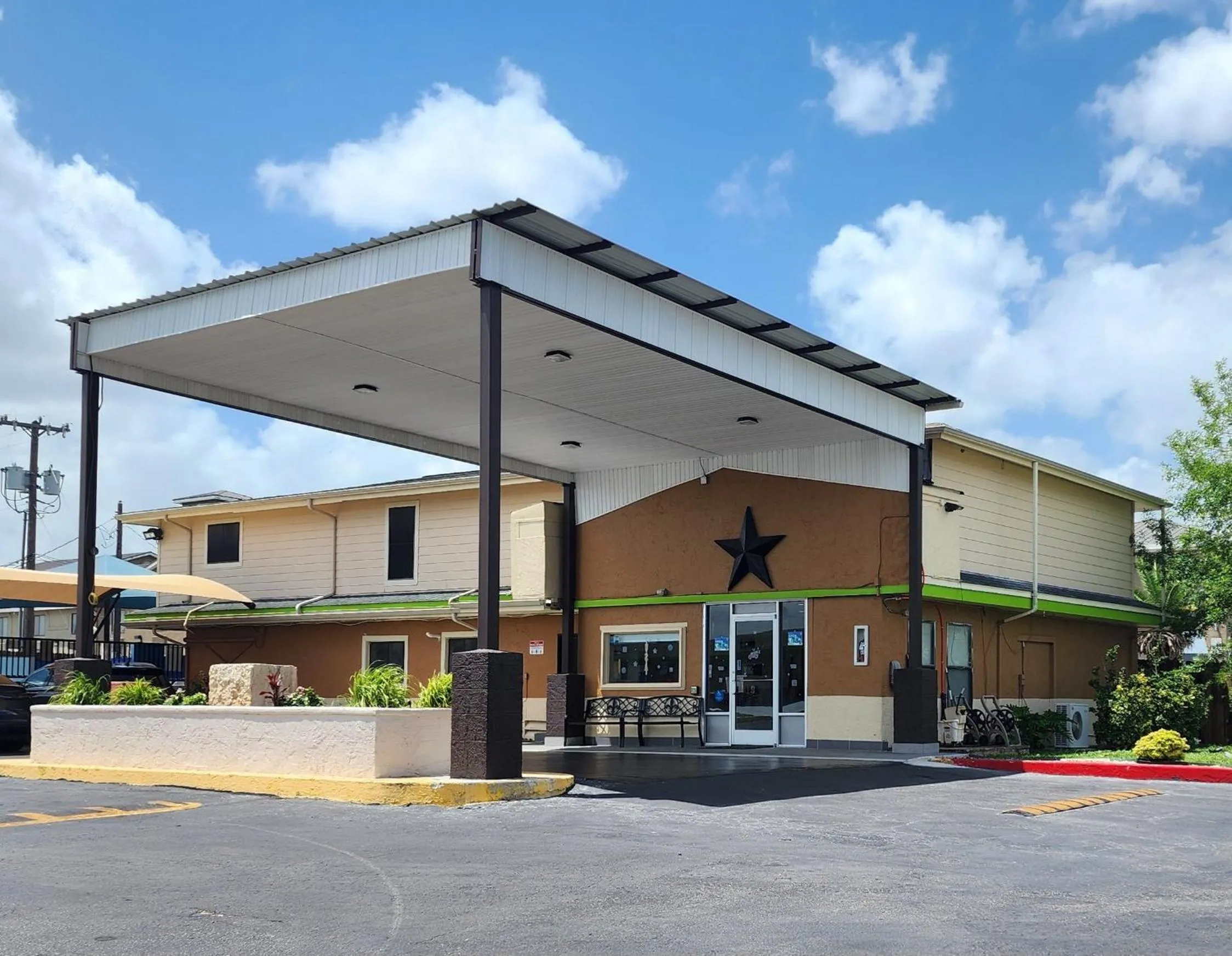 Property building in Rodeway Inn San Antonio Lackland AFB - SeaWorld