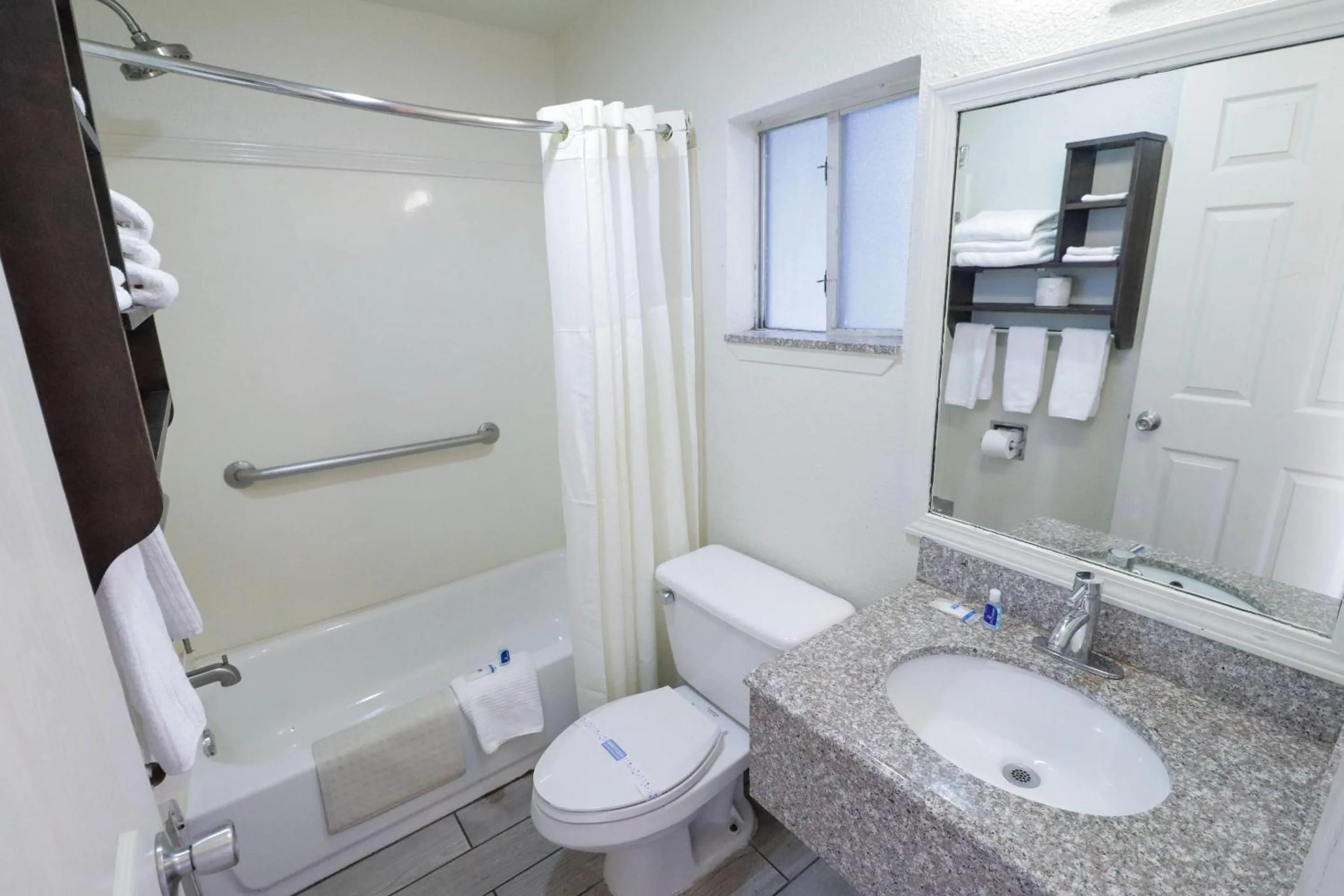 Bedroom in Rodeway Inn San Antonio Lackland AFB - SeaWorld