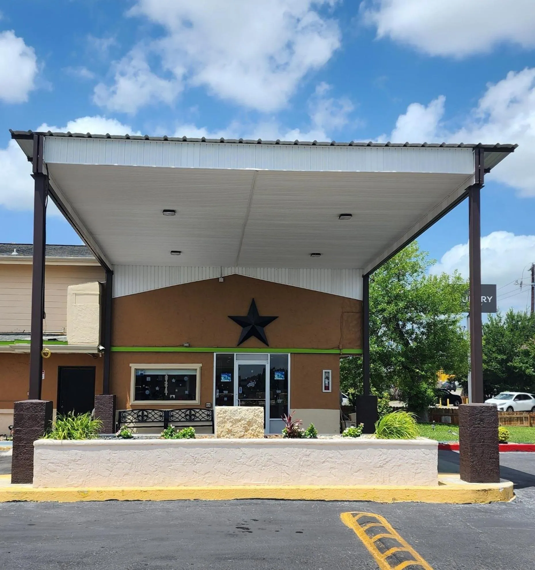 Property building in Rodeway Inn San Antonio Lackland AFB - SeaWorld