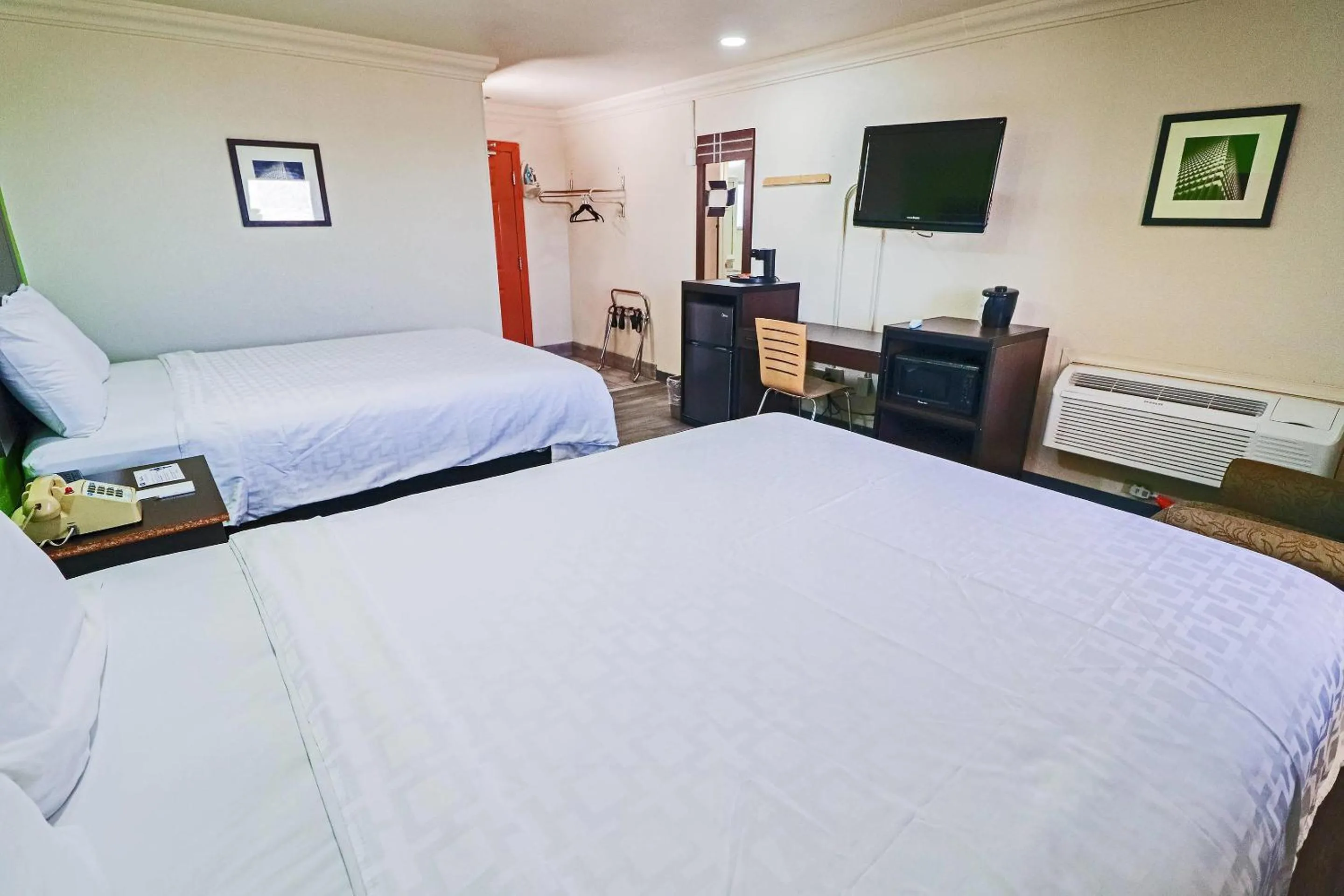 Bedroom, Bed in Rodeway Inn San Antonio Lackland AFB - SeaWorld