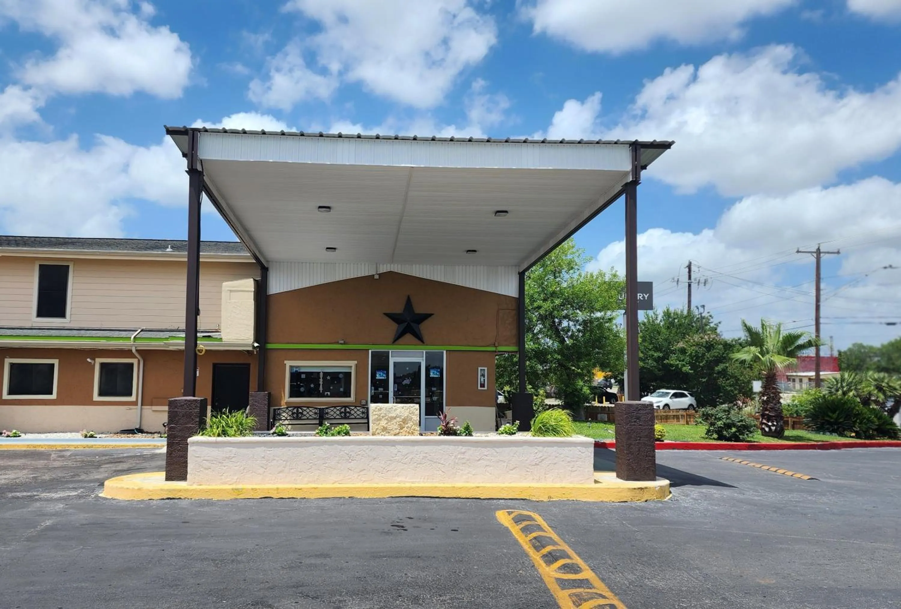 Property building in Rodeway Inn San Antonio Lackland AFB - SeaWorld