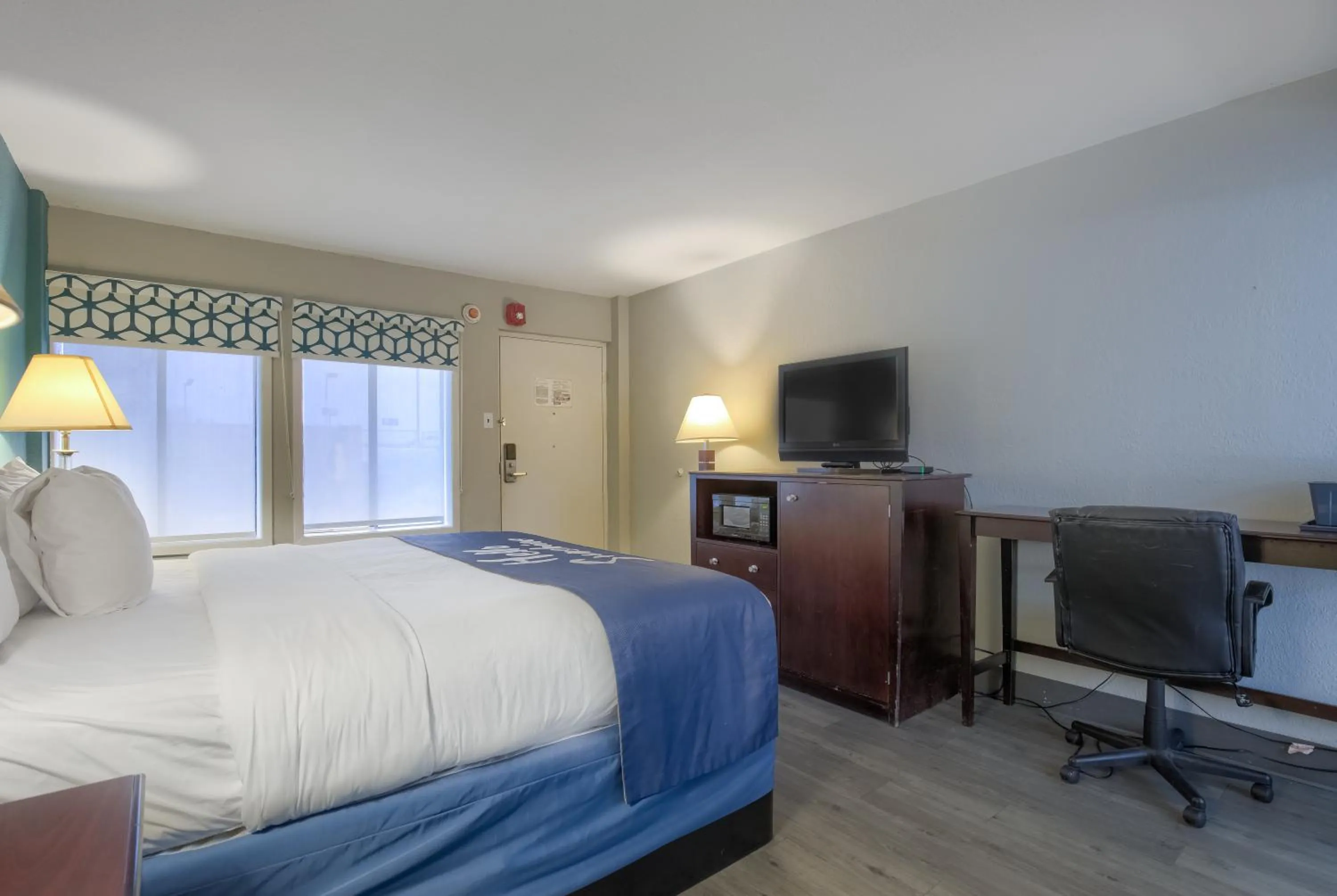 Photo of the whole room, Bed in Days Inn by Wyndham Mobile I-65