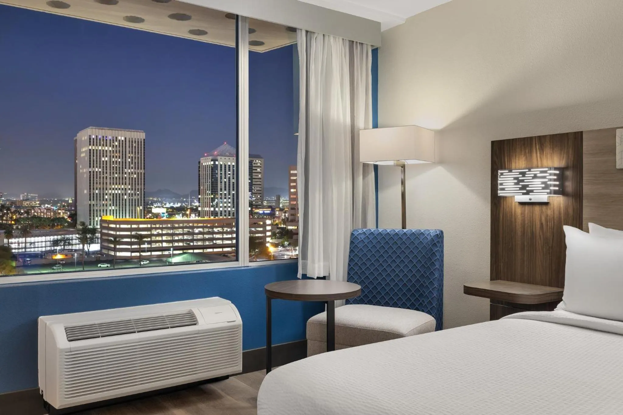 Photo of the whole room, Bed in Holiday Inn Express & Suites Phoenix - Midtown, an IHG Hotel