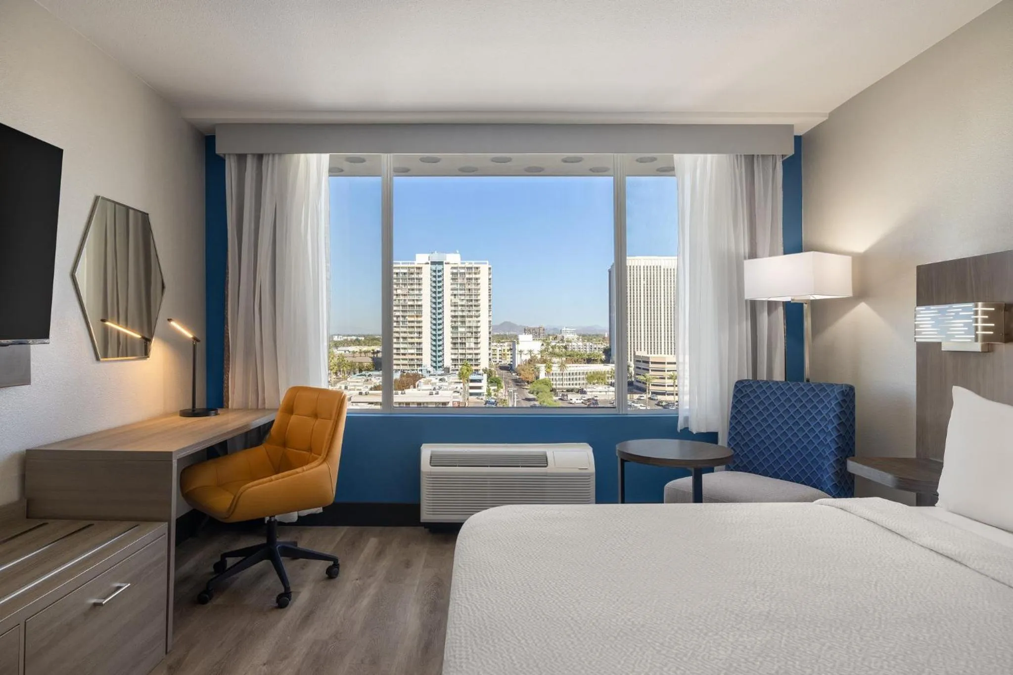 Photo of the whole room, Bed in Holiday Inn Express & Suites Phoenix - Midtown, an IHG Hotel