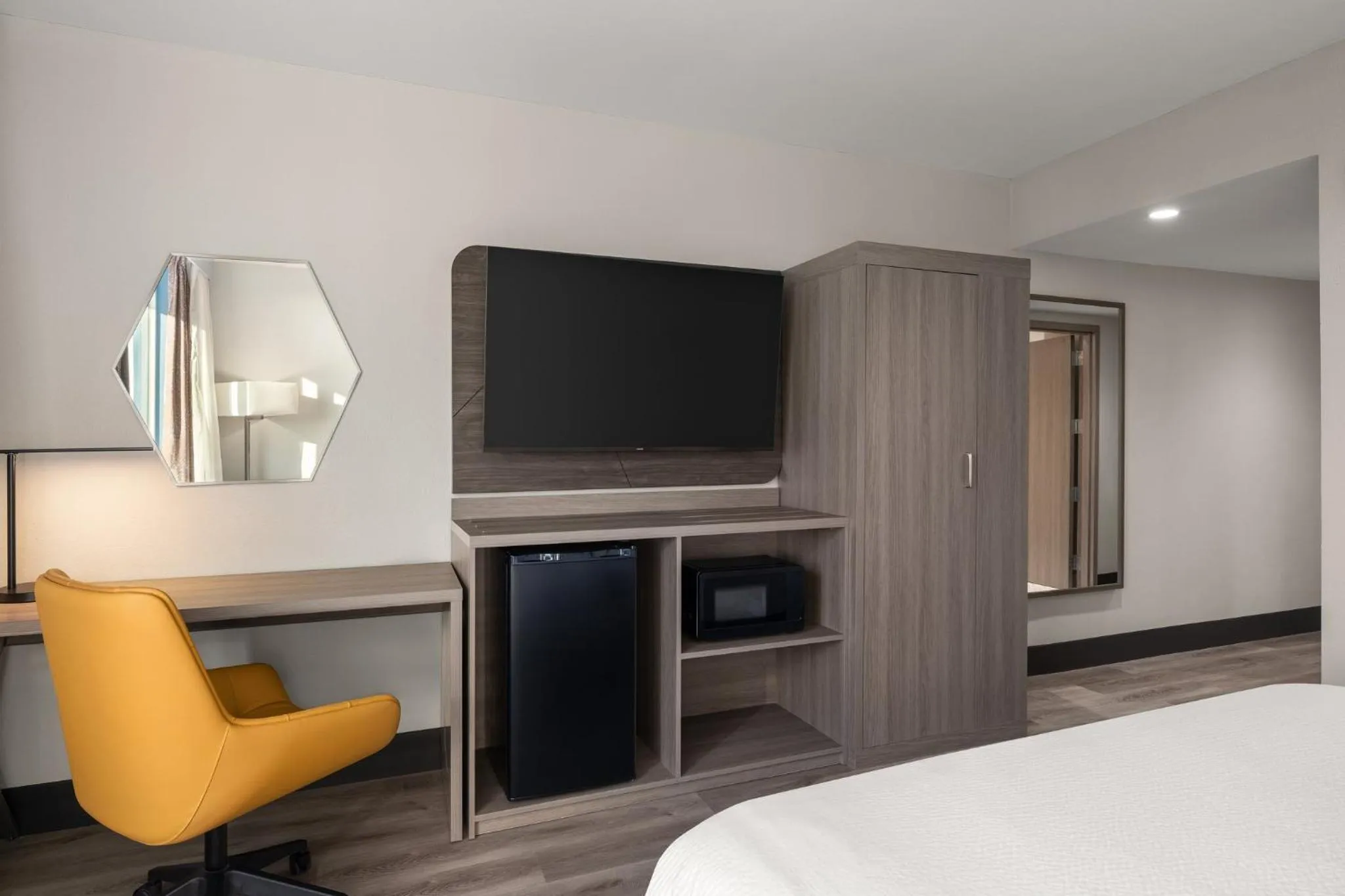 Photo of the whole room, Bed in Holiday Inn Express & Suites Phoenix - Midtown, an IHG Hotel