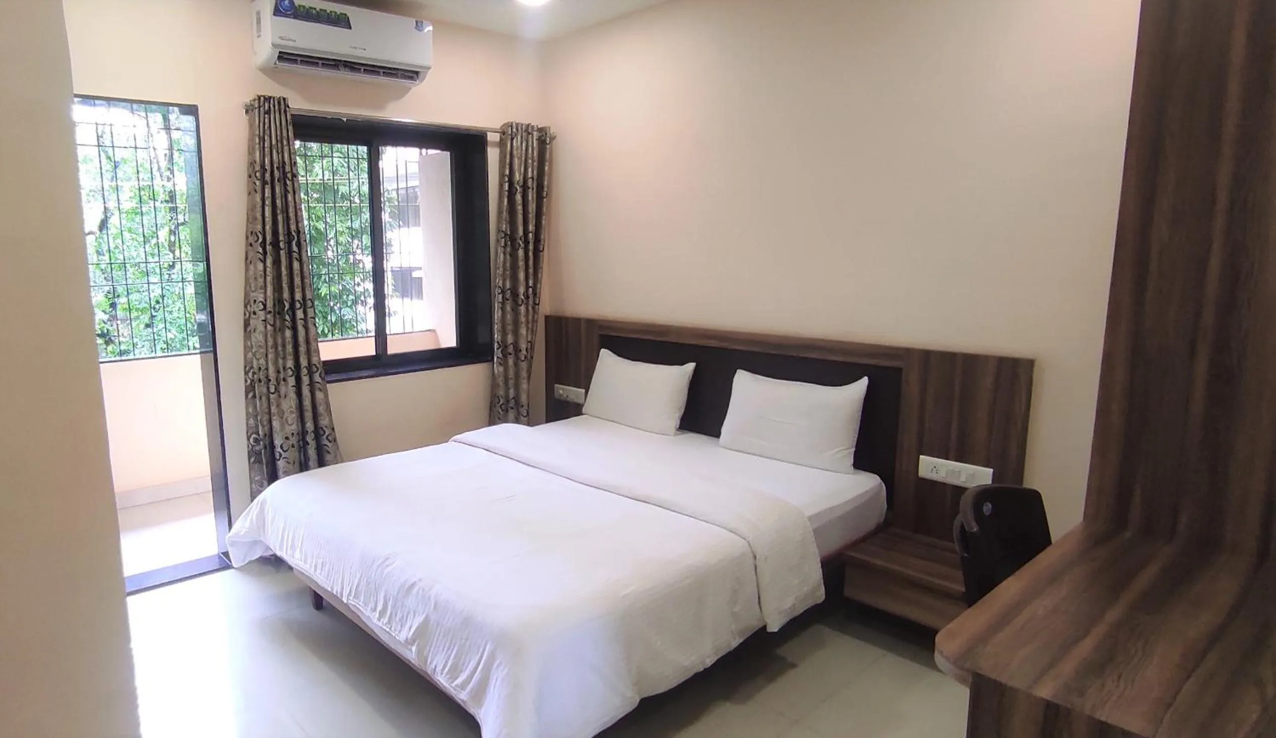 Bedroom, Bed in Hotel Matruchhaya Lonavala - Near Loanvala Station - Quality and Comfort