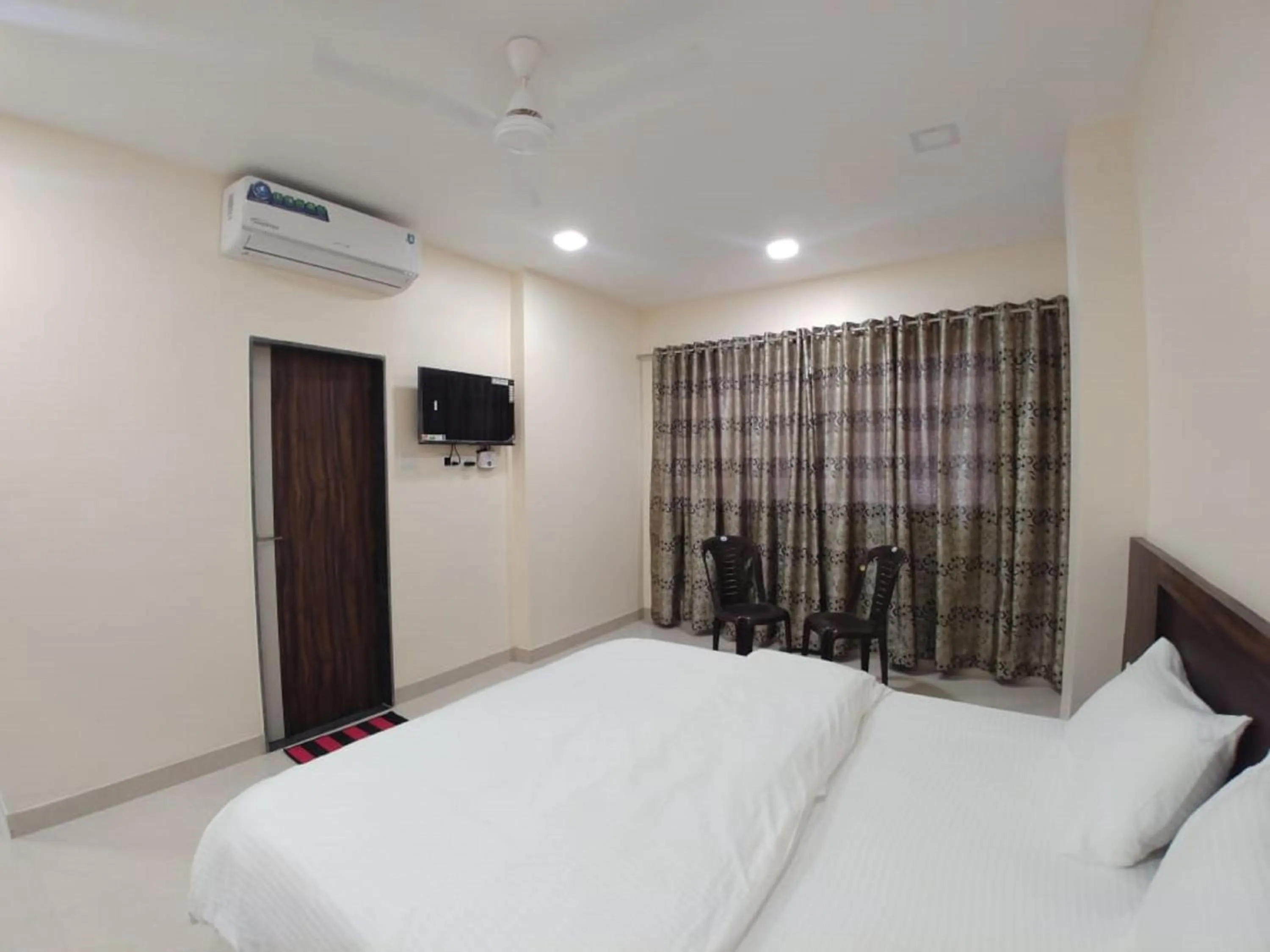 Bathroom, Bed in Hotel Matruchhaya Lonavala - Near Loanvala Station - Quality and Comfort