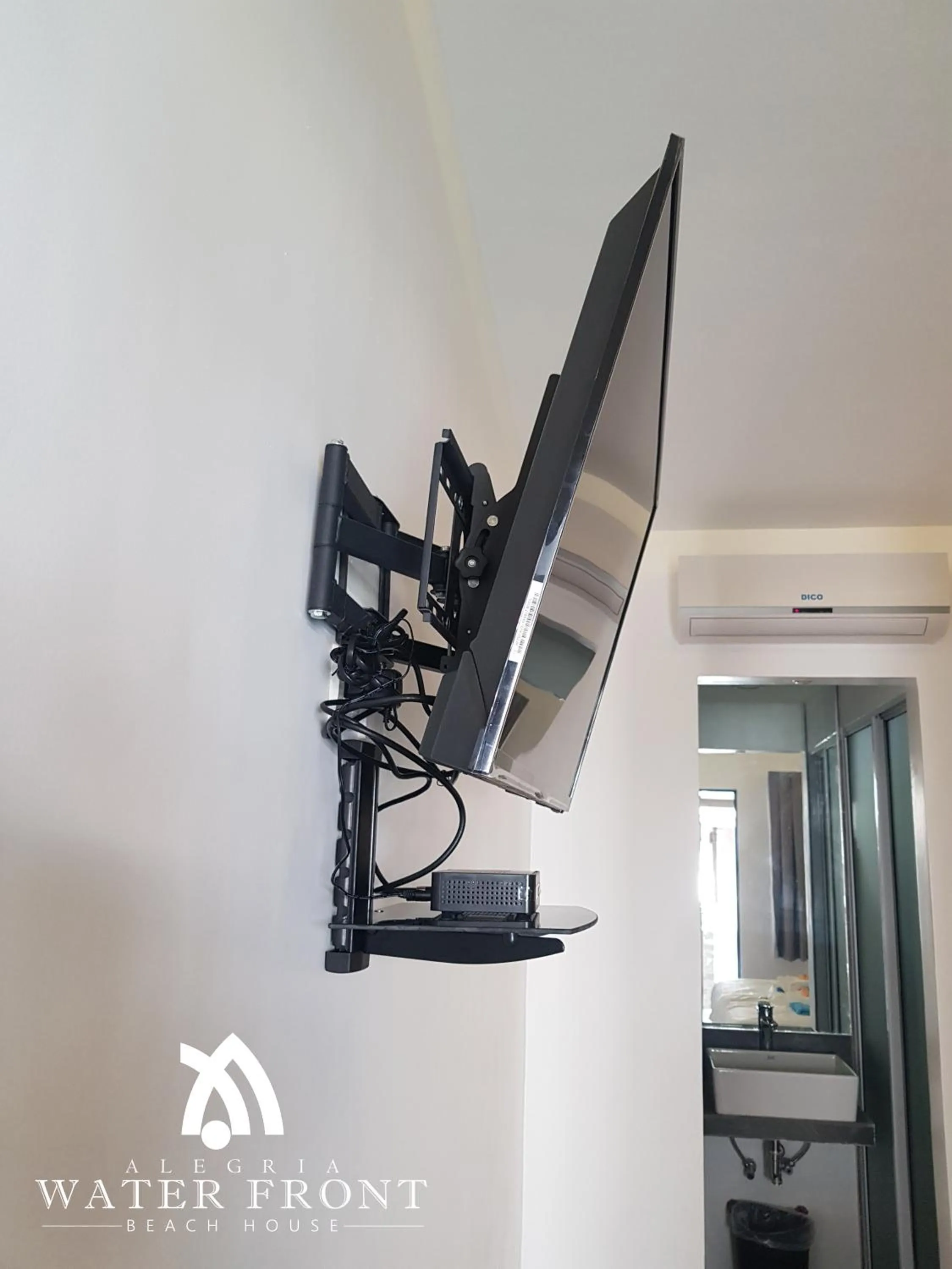 TV and multimedia in Alegria Water Front Beach House