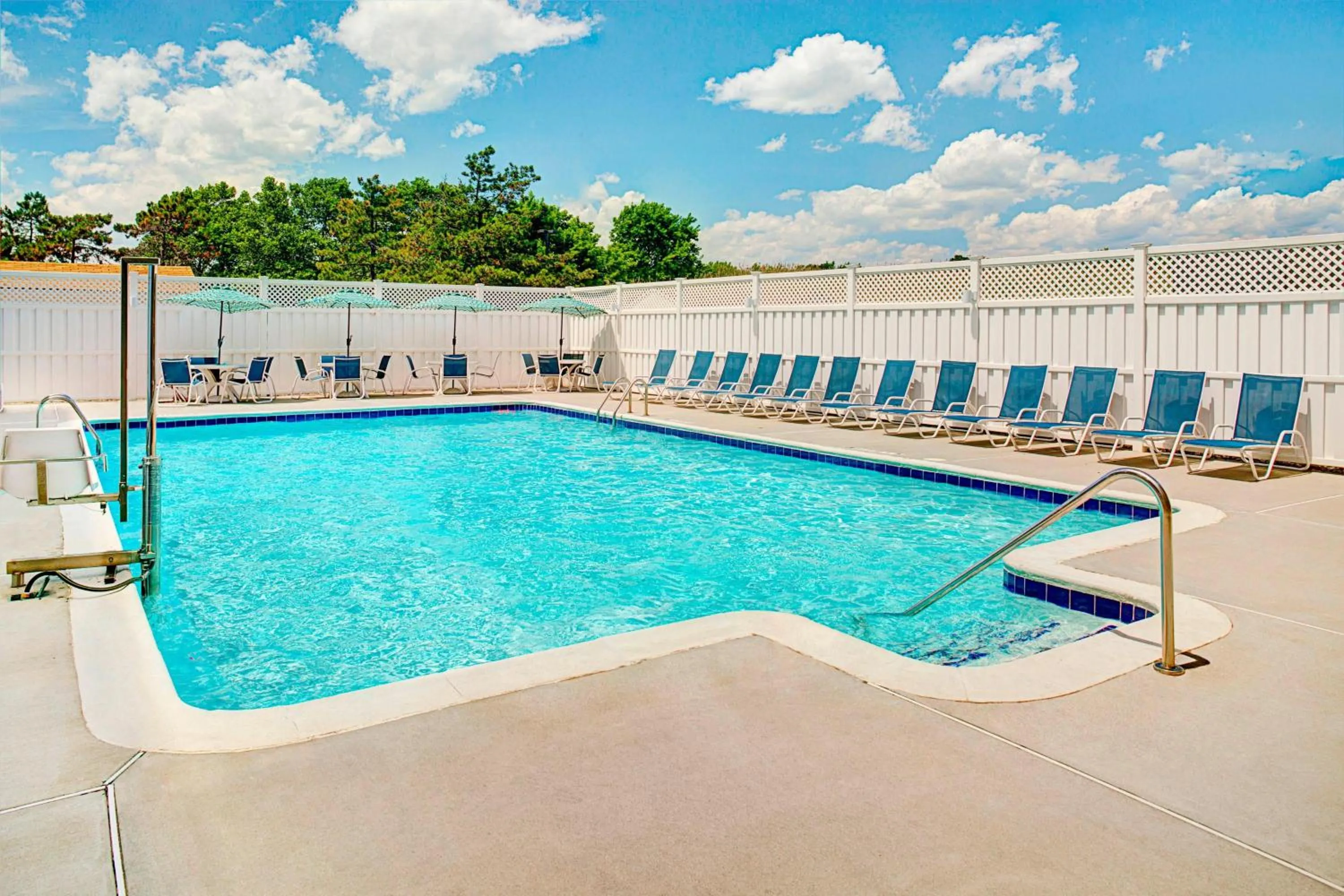Swimming pool in Four Points by Sheraton Philadelphia Airport