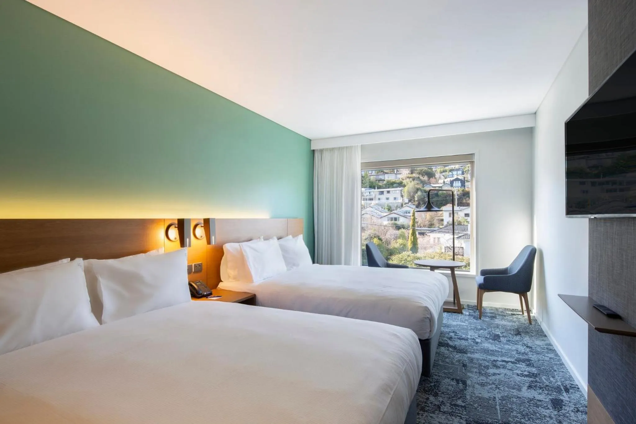 Photo of the whole room, Bed in Holiday Inn Express & Suites Queenstown by IHG