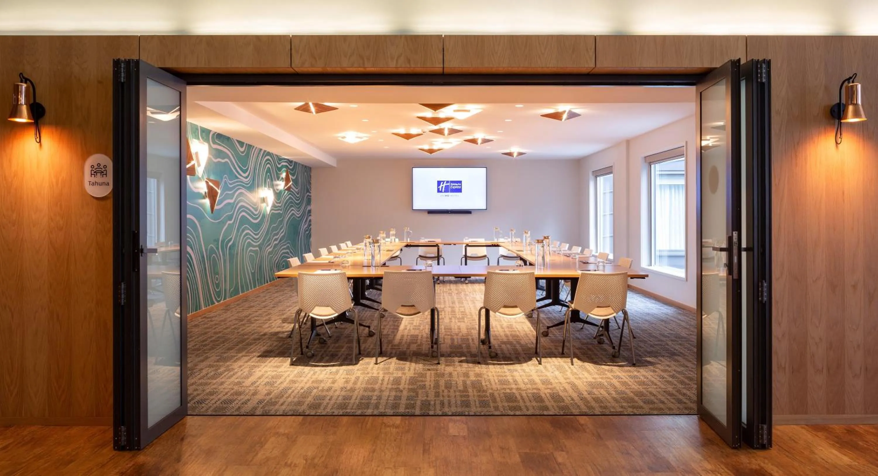 Meeting/conference room in Holiday Inn Express & Suites Queenstown by IHG