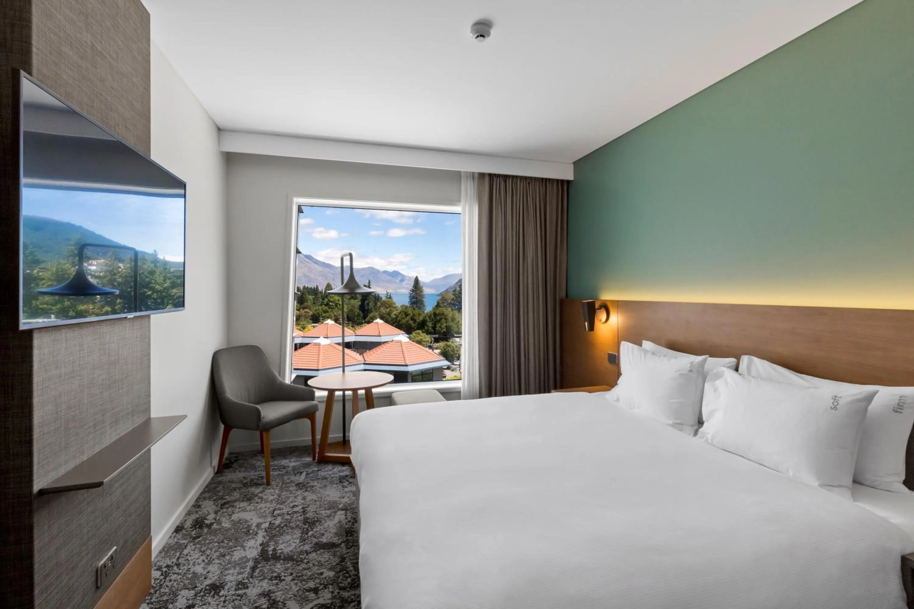 Bed in Holiday Inn Express & Suites Queenstown by IHG