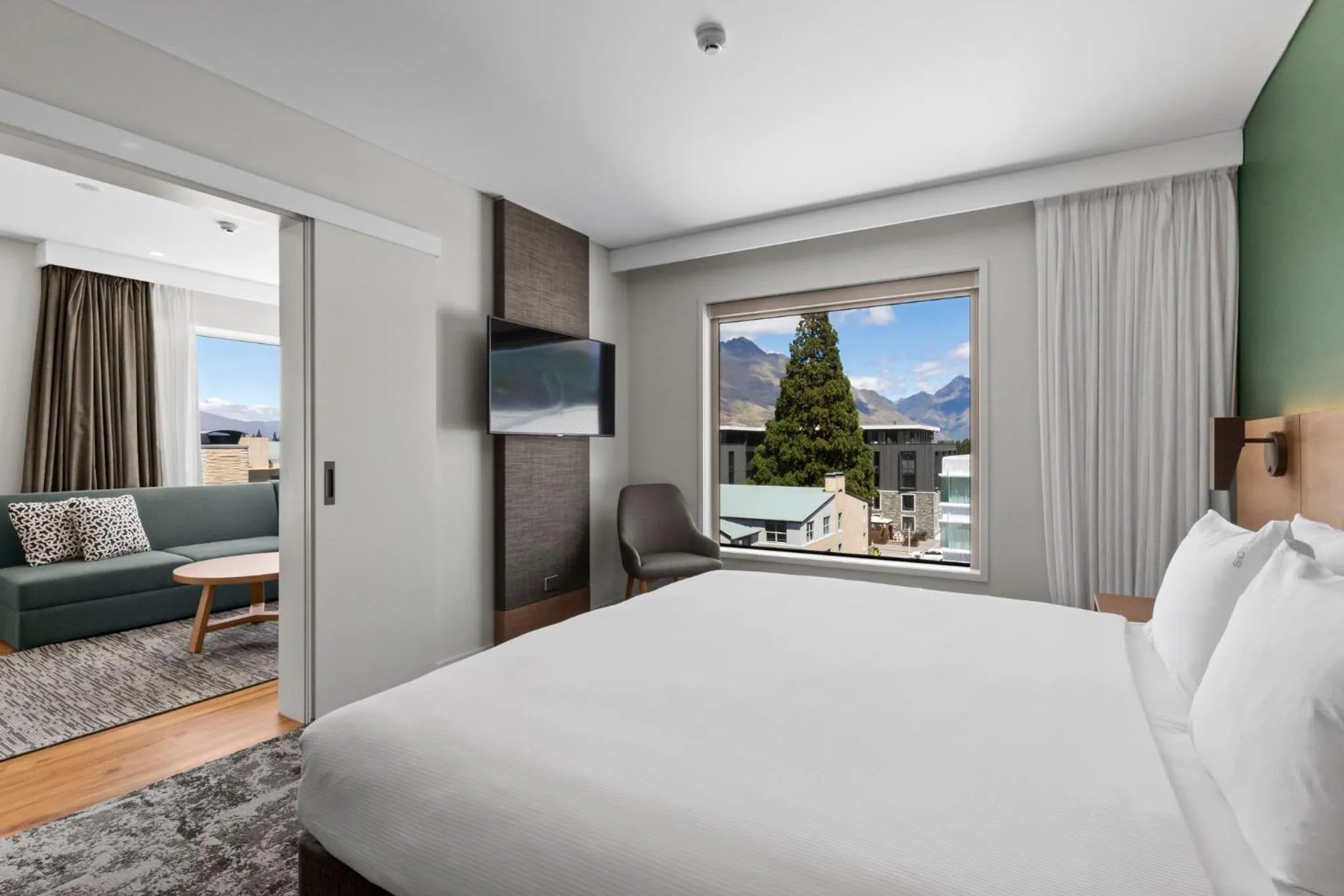 Photo of the whole room, Bed in Holiday Inn Express & Suites Queenstown by IHG