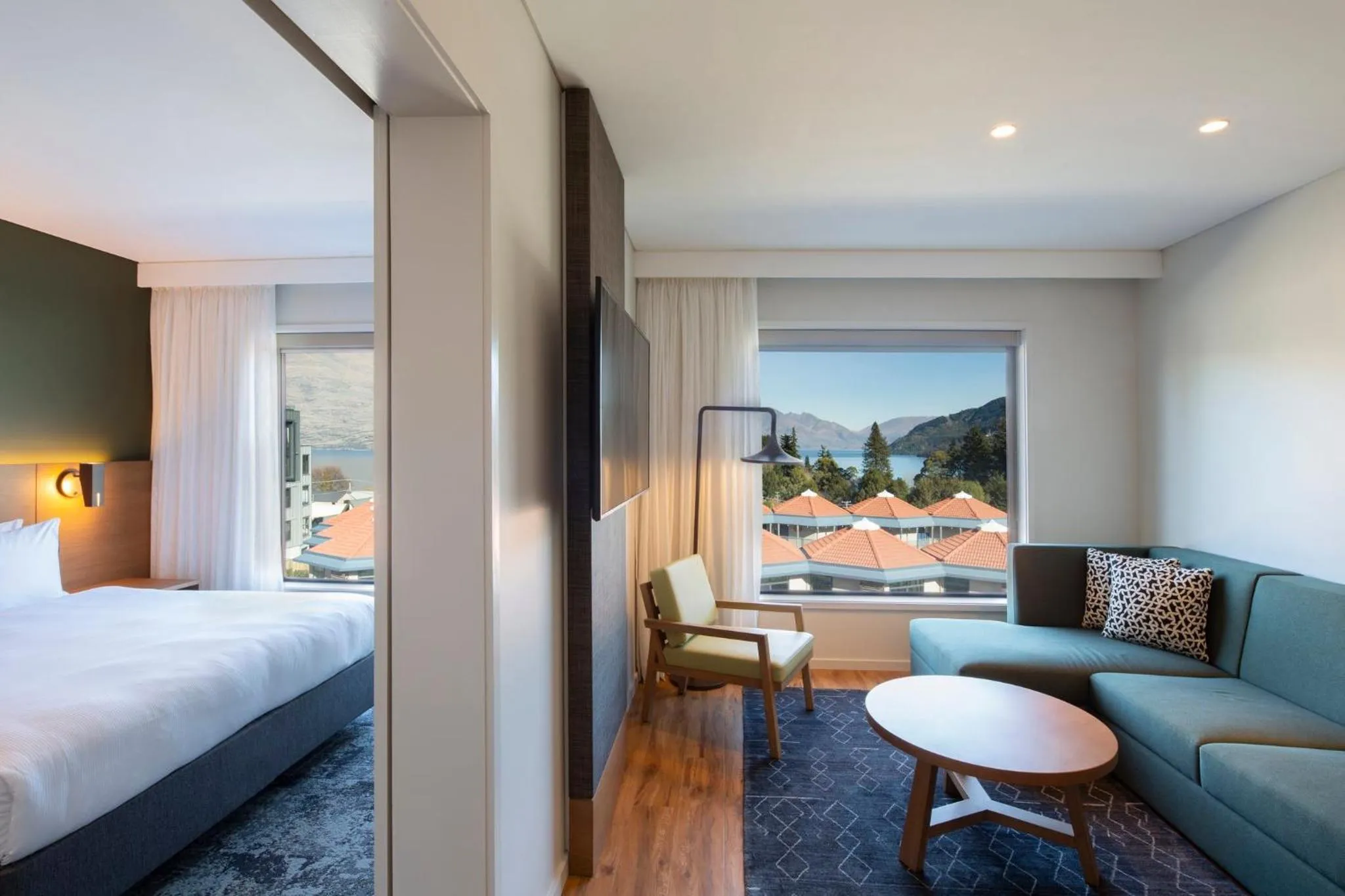 Photo of the whole room, Bed in Holiday Inn Express & Suites Queenstown by IHG