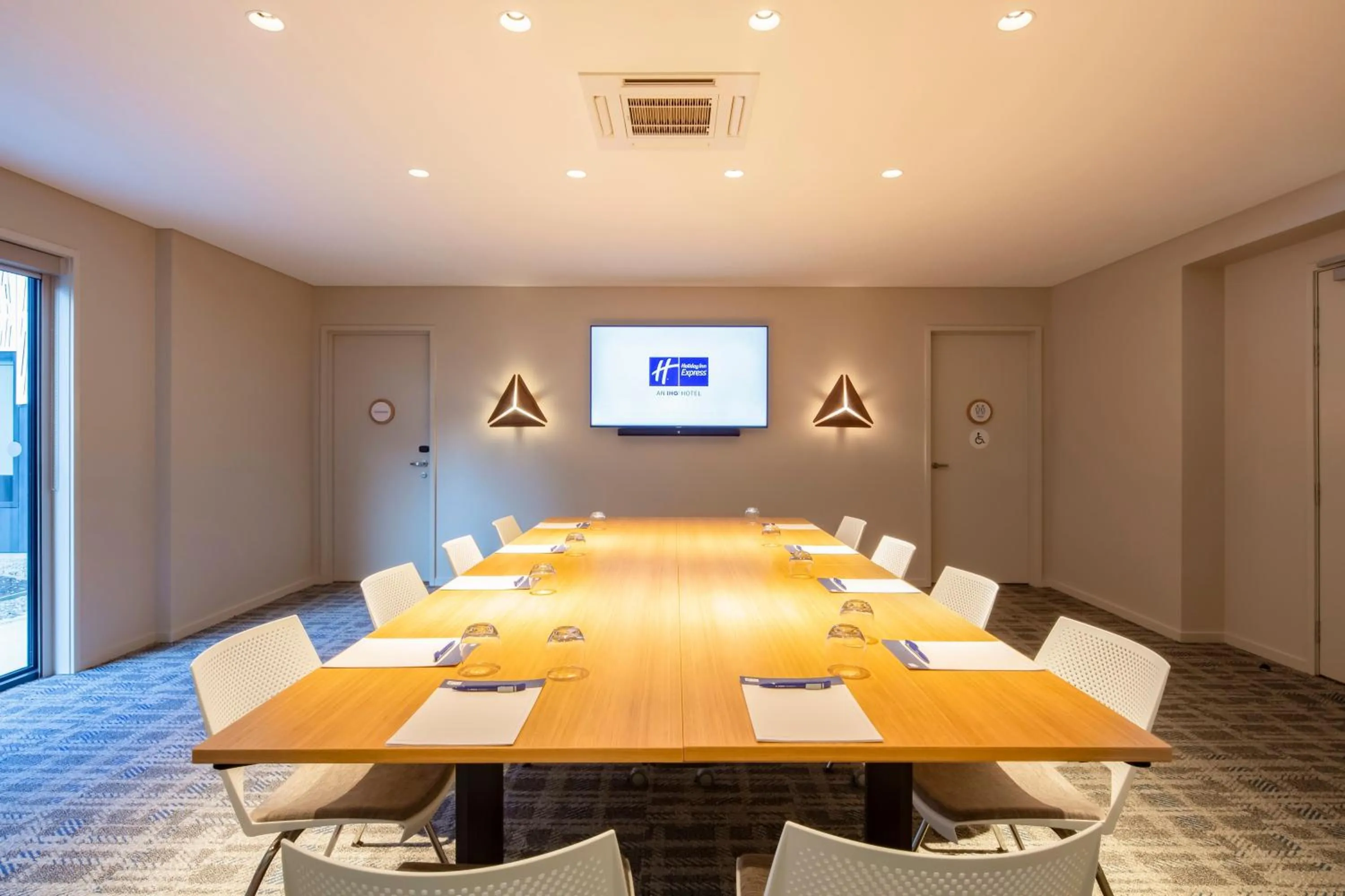 Meeting/conference room in Holiday Inn Express & Suites Queenstown by IHG