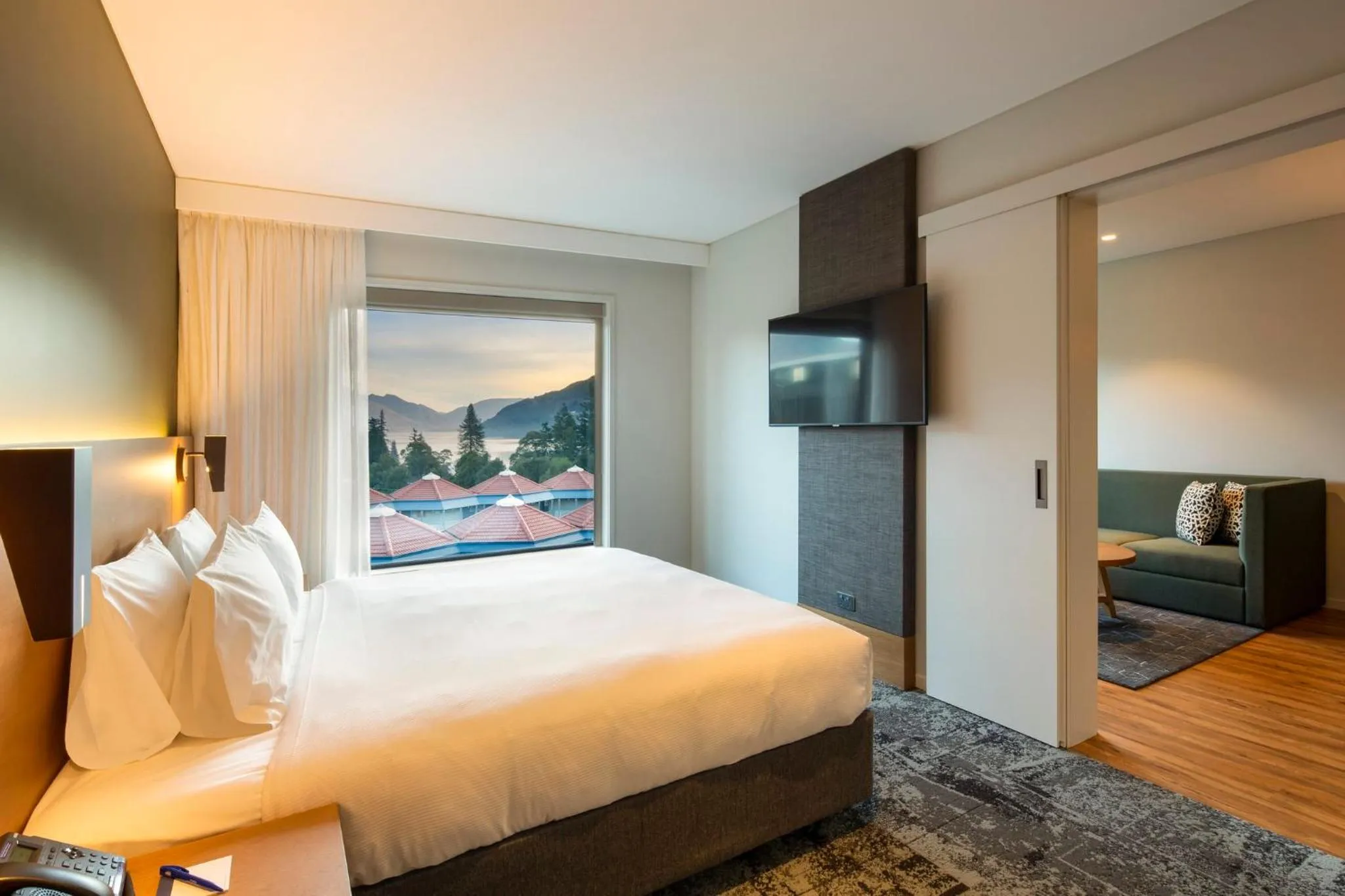 Photo of the whole room, Bed in Holiday Inn Express & Suites Queenstown by IHG