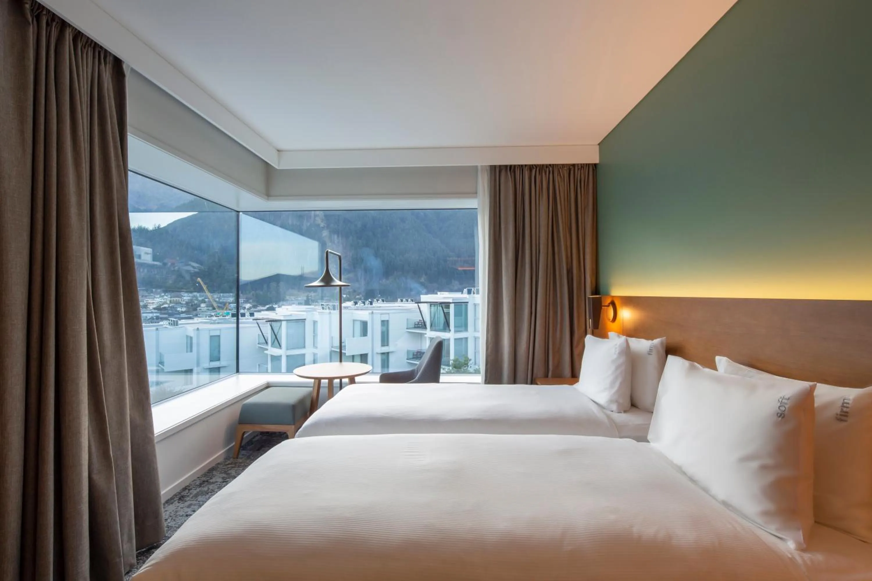 Photo of the whole room, Bed in Holiday Inn Express & Suites Queenstown by IHG