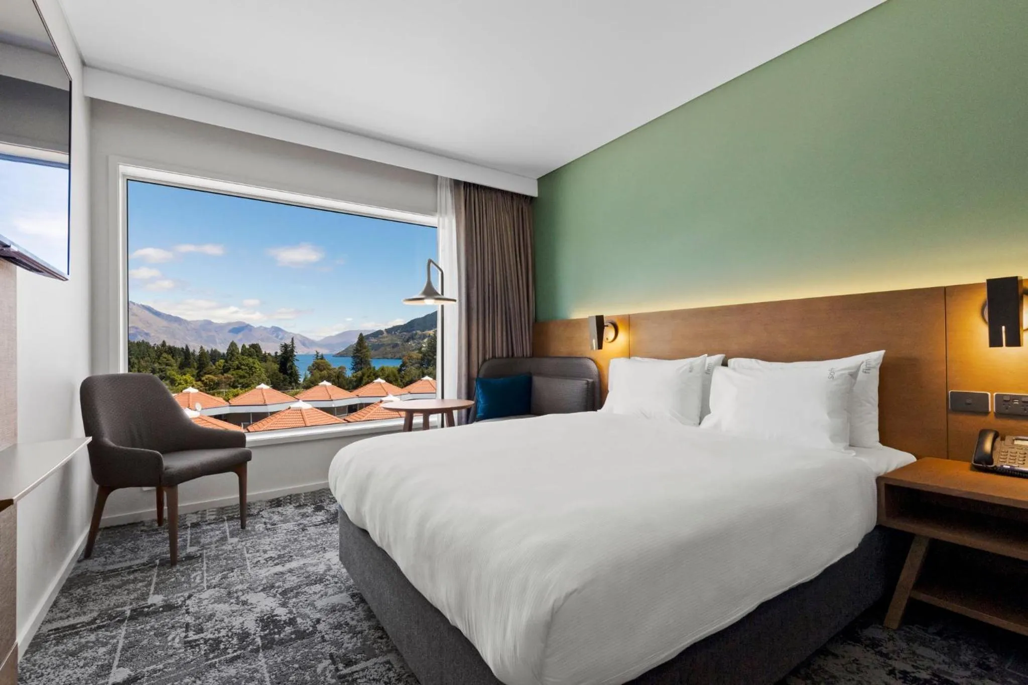 Photo of the whole room, Bed in Holiday Inn Express & Suites Queenstown by IHG