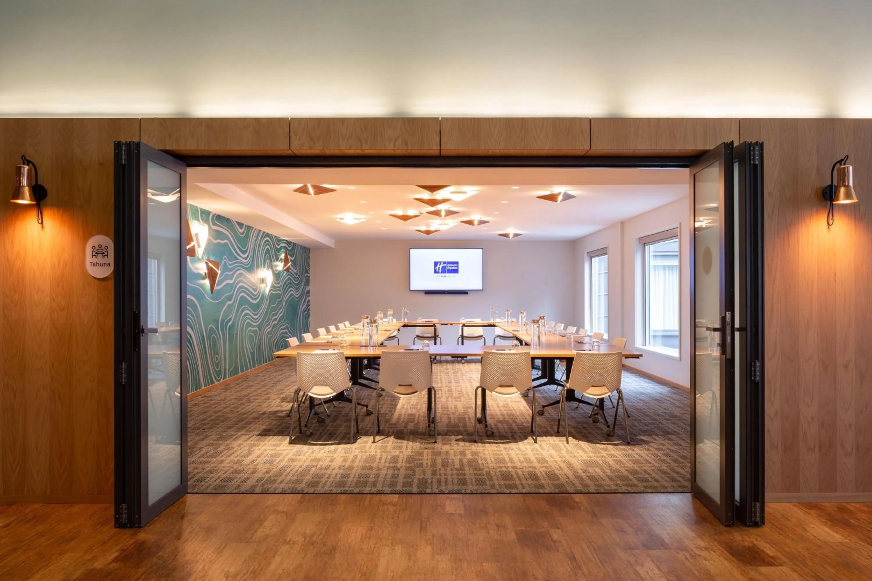 Meeting/conference room in Holiday Inn Express & Suites Queenstown by IHG