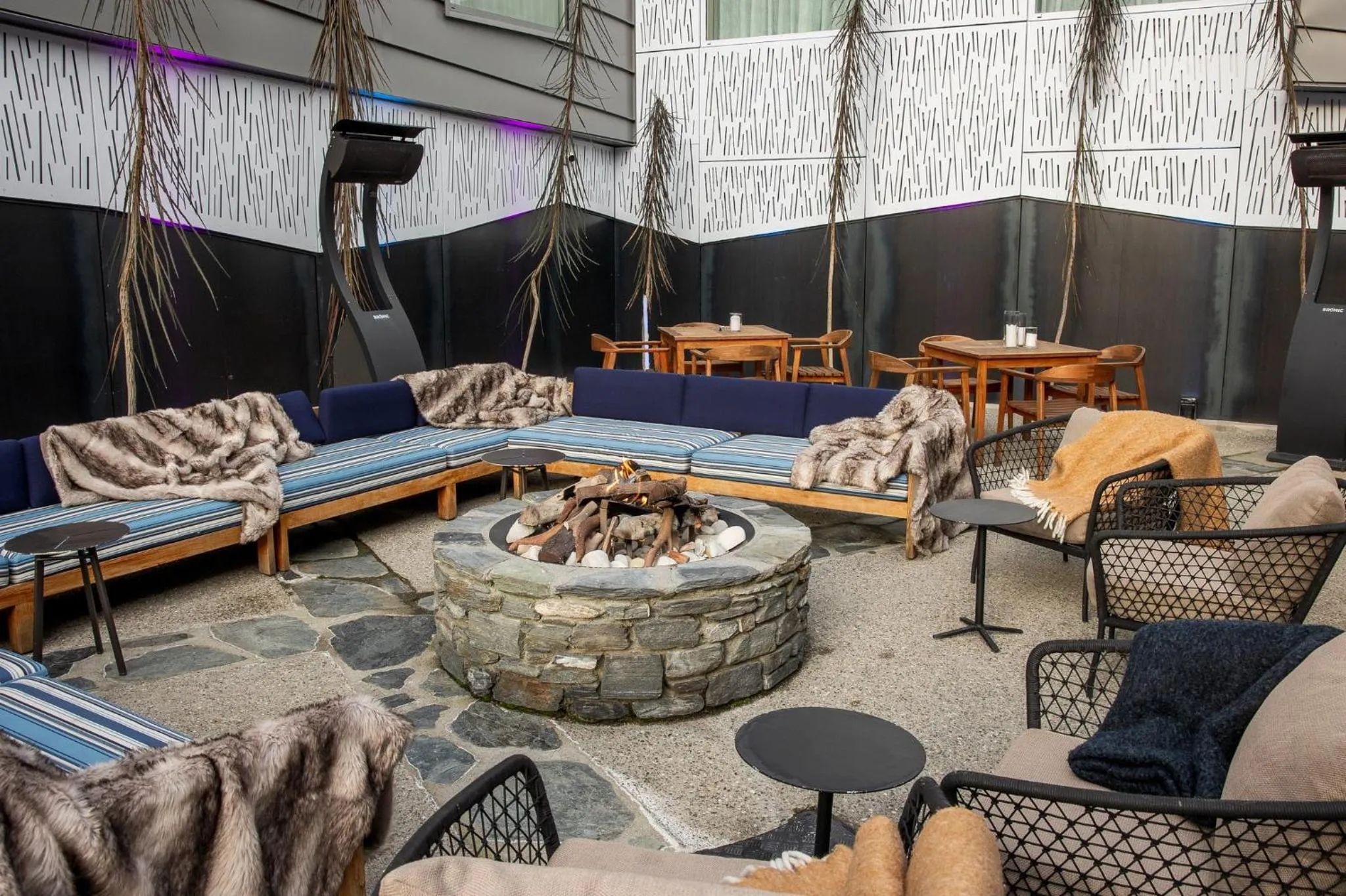 Lobby or reception in Holiday Inn Express & Suites Queenstown by IHG