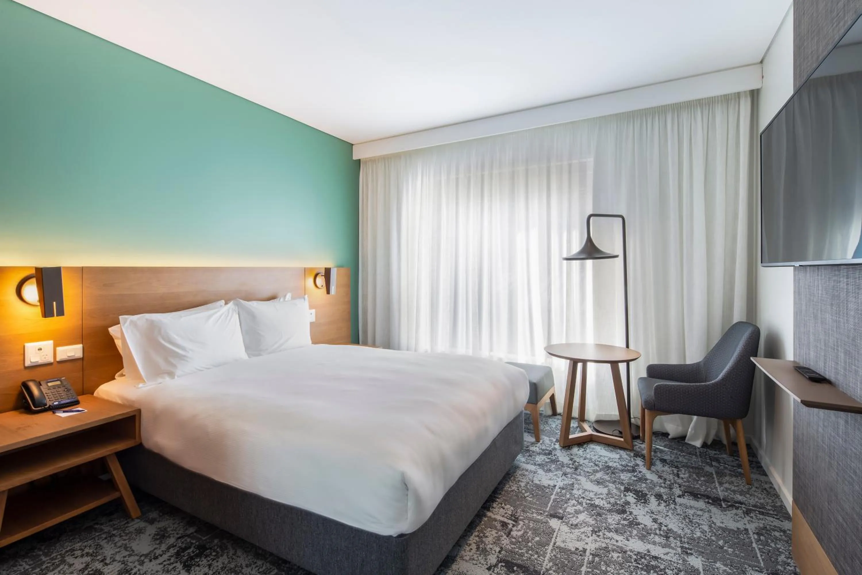 Bed in Holiday Inn Express & Suites Queenstown by IHG
