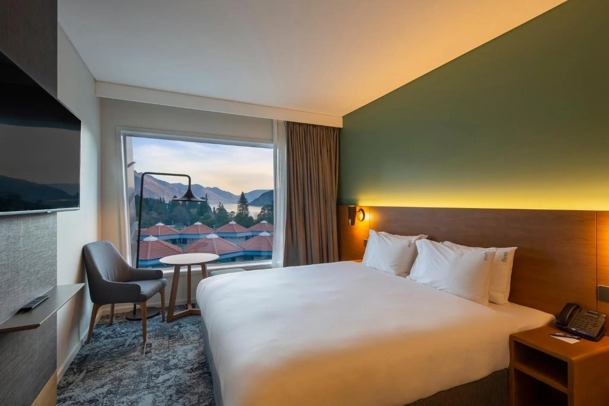 Photo of the whole room, Bed in Holiday Inn Express & Suites Queenstown by IHG