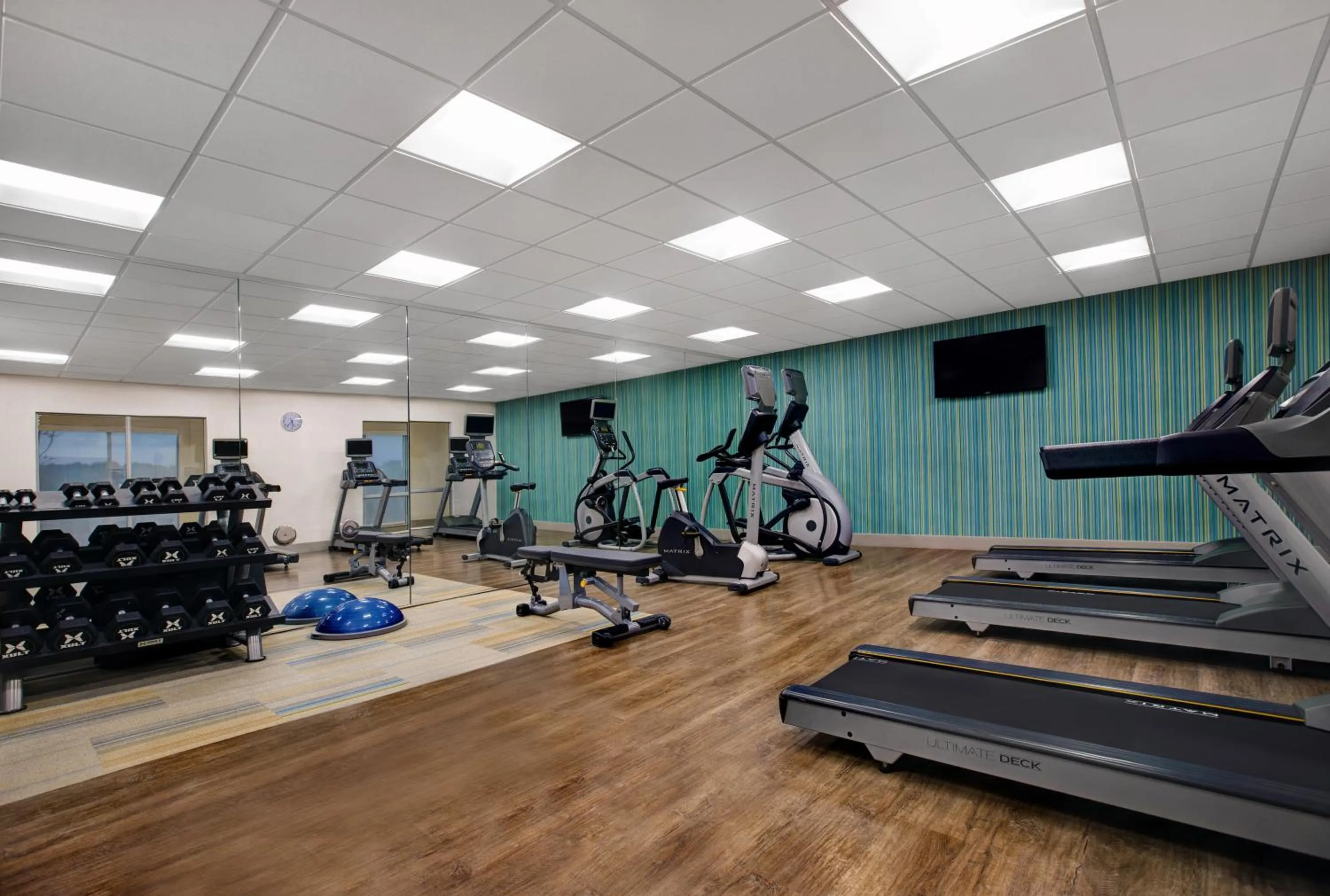 Fitness centre/facilities in Holiday Inn Express & Suites - Milwaukee - Brookfield by IHG