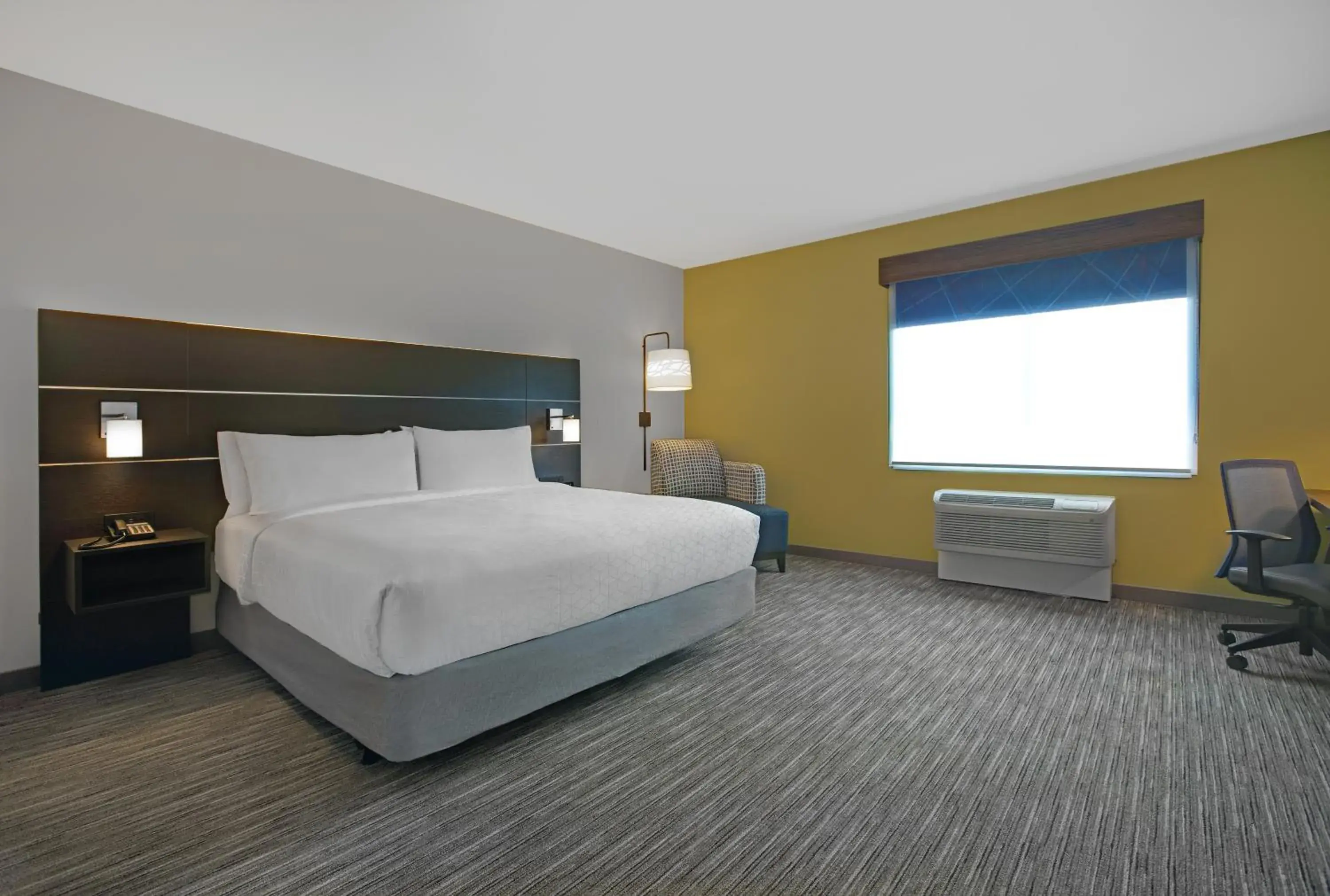 King Room - Hearing Accessible - Non-Smoking in Holiday Inn Express & Suites - Milwaukee - Brookfield by IHG King Room - Hearing Accessible - Non-Smoking in Holiday Inn Express & Suites - Milwaukee - Brookfield by IHG