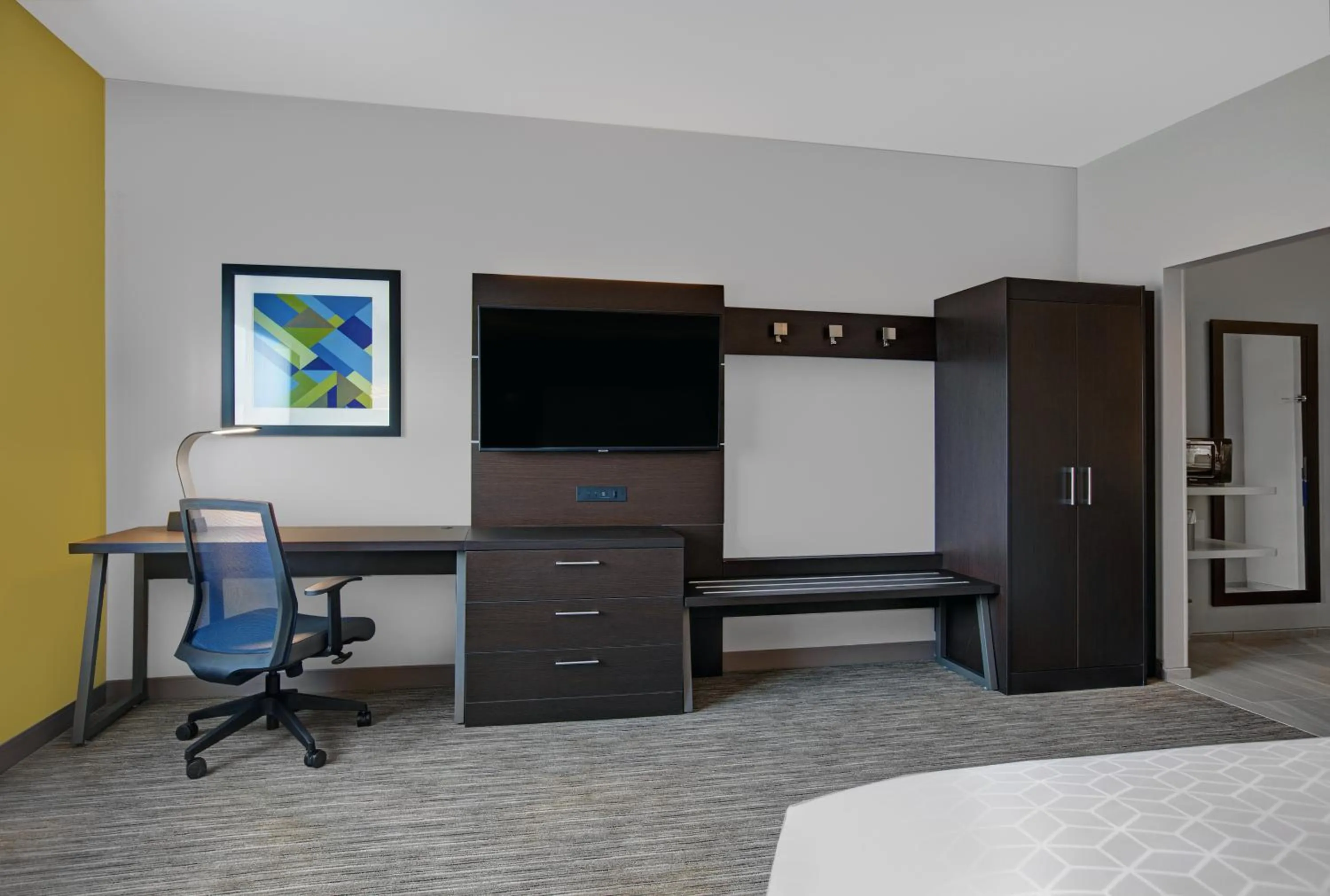 Bedroom in Holiday Inn Express & Suites - Milwaukee - Brookfield by IHG