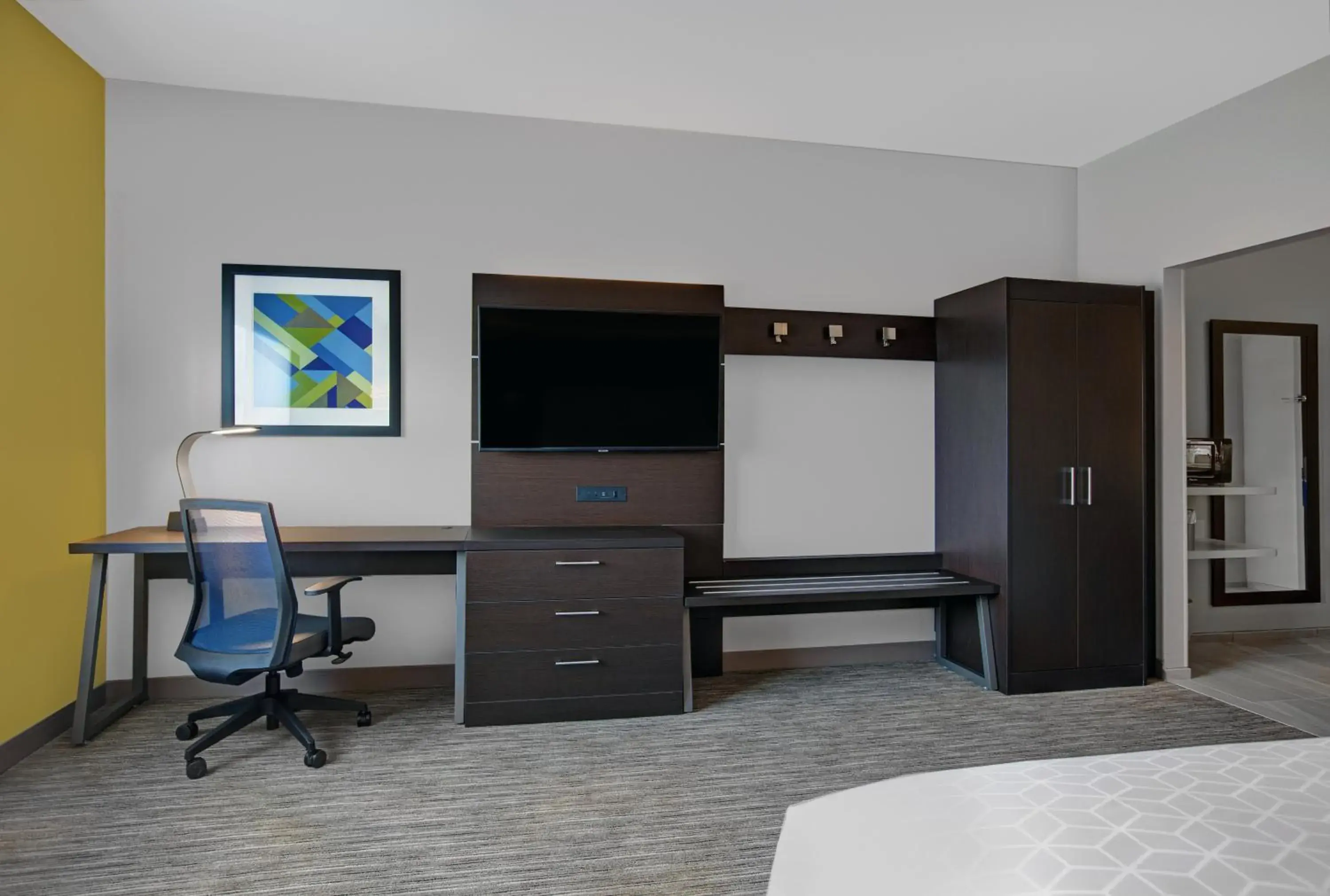 Suite - Hearing Accessible in Holiday Inn Express & Suites - Milwaukee - Brookfield by IHG Suite - Hearing Accessible in Holiday Inn Express & Suites - Milwaukee - Brookfield by IHG