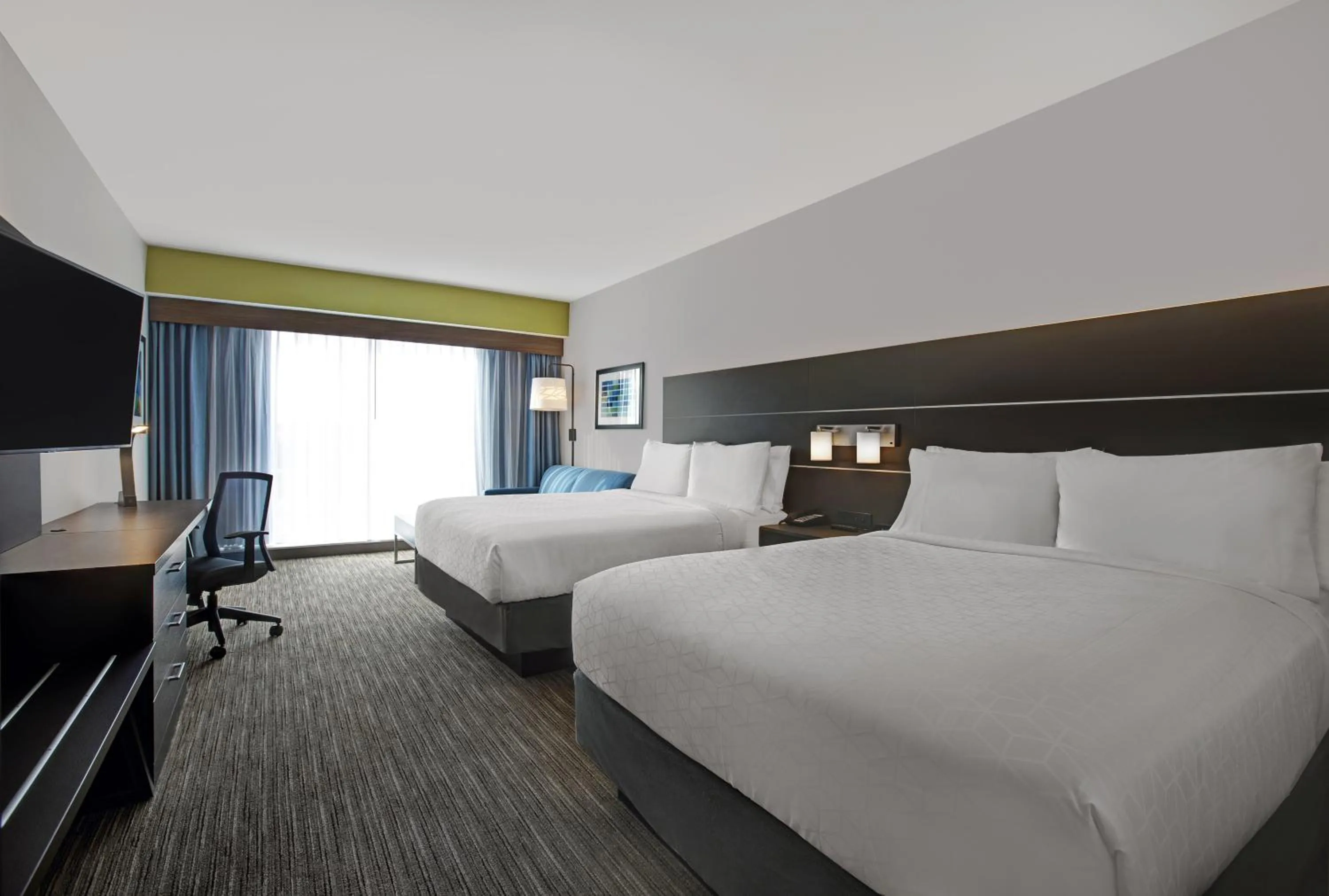 Bed in Holiday Inn Express & Suites - Milwaukee - Brookfield by IHG