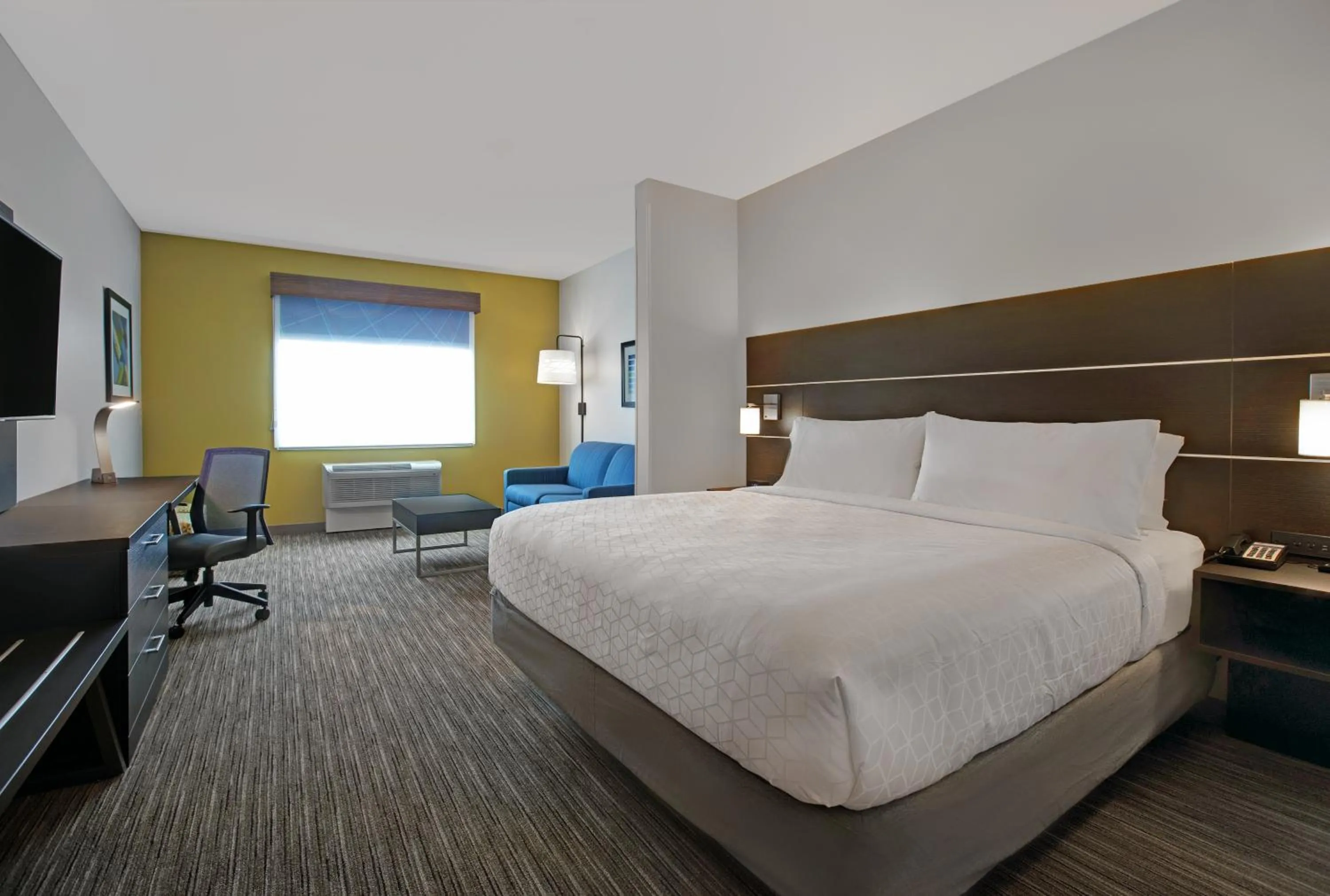 Bedroom, Bed in Holiday Inn Express & Suites - Milwaukee - Brookfield by IHG