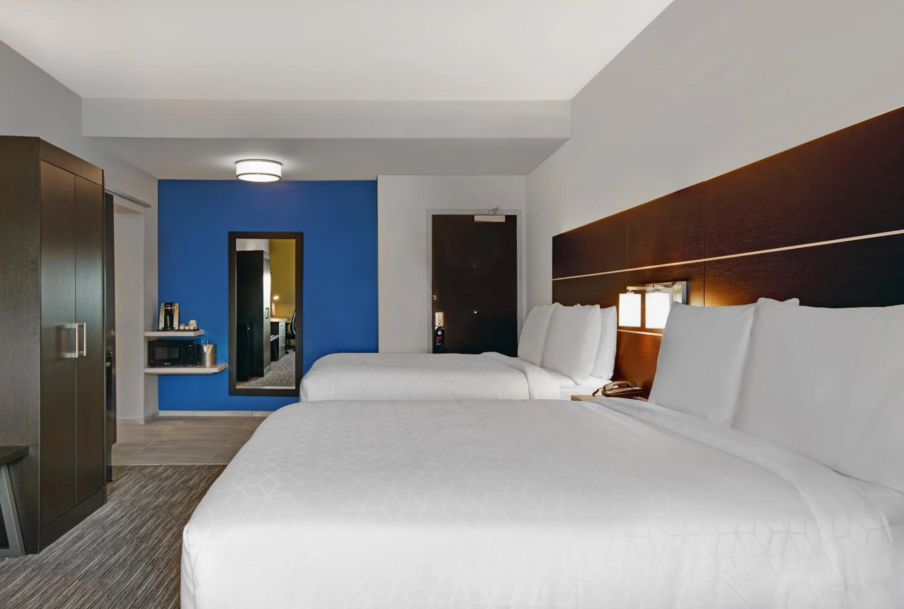 Photo of the whole room, Bed in Holiday Inn Express & Suites - Milwaukee - Brookfield by IHG