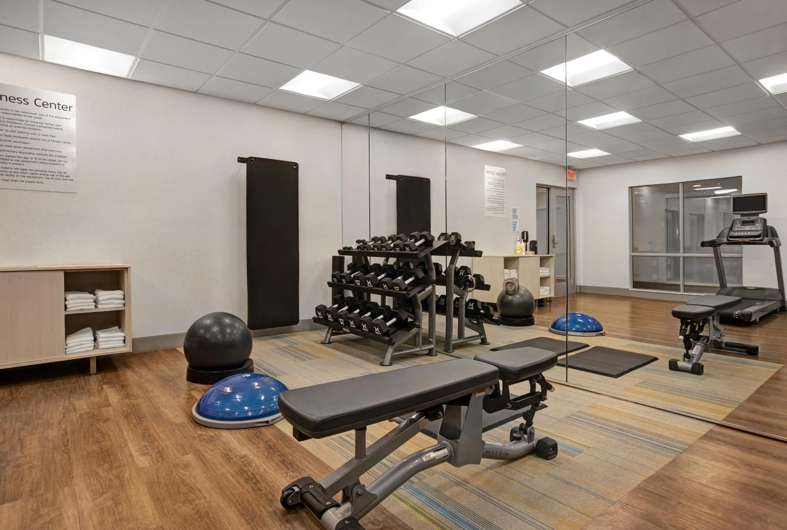 Fitness centre/facilities in Holiday Inn Express & Suites - Milwaukee - Brookfield by IHG