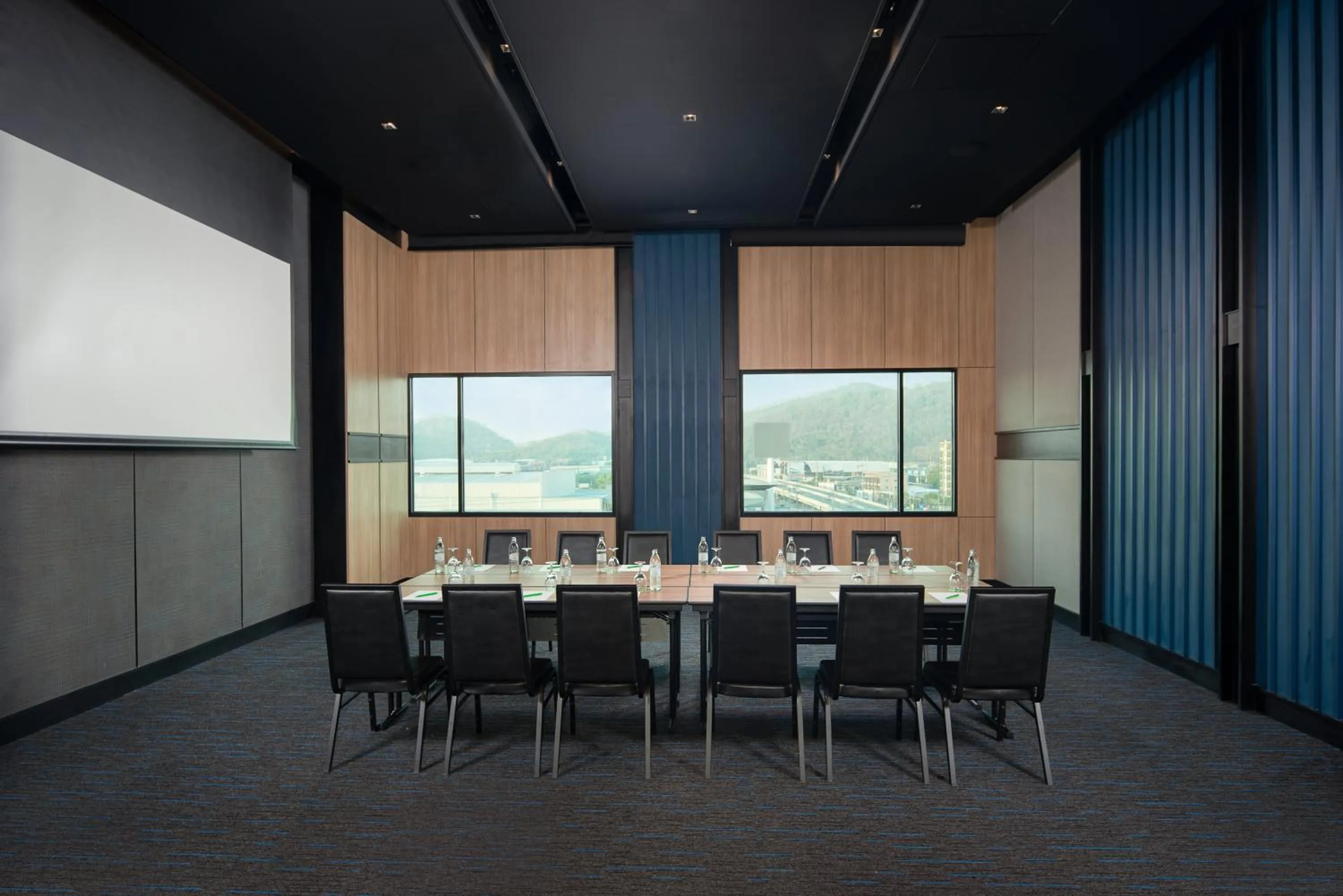 Meeting/conference room in Holiday Inn & Suites Siracha Laemchabang by IHG
