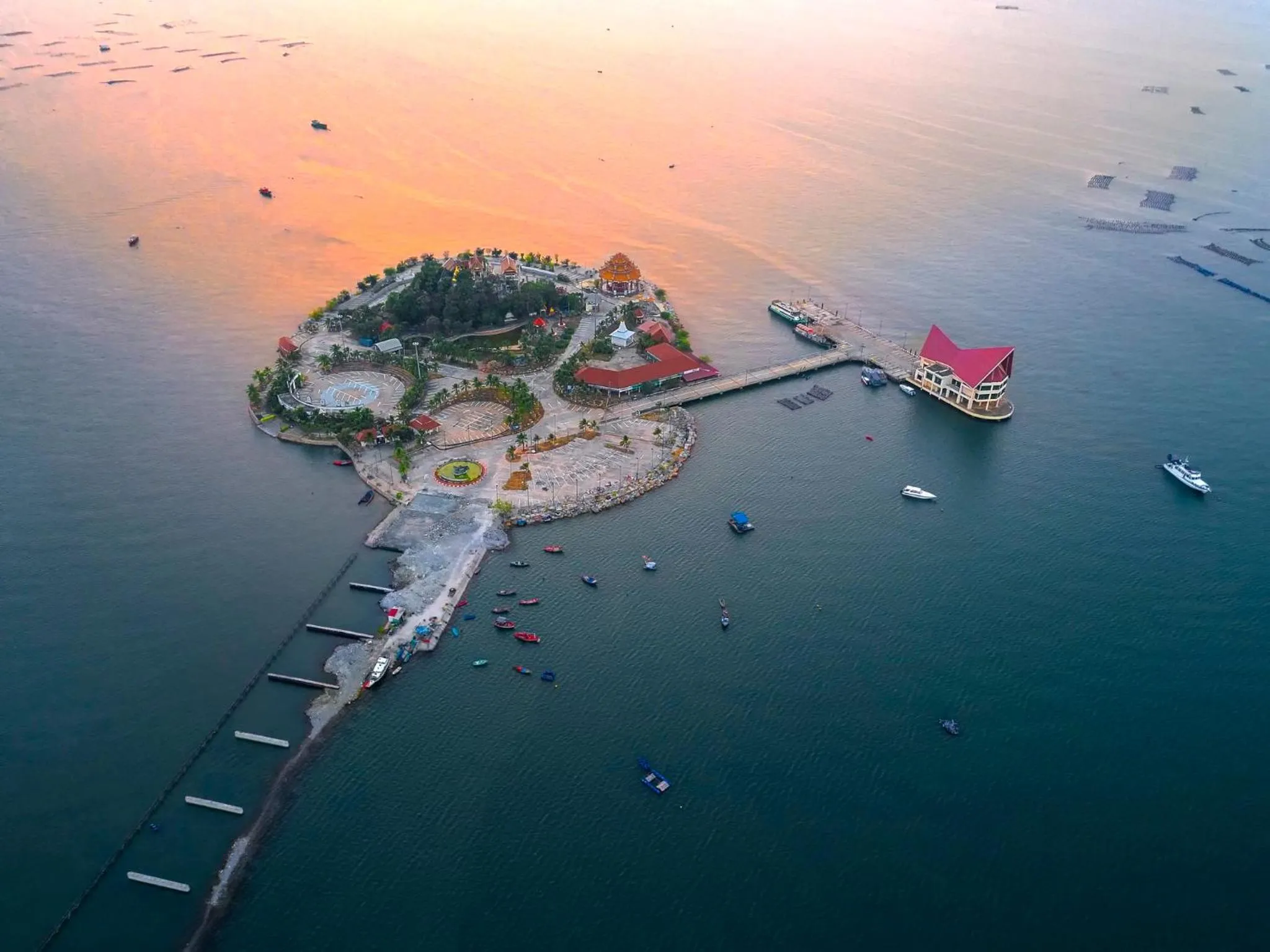 Area and facilities in Holiday Inn & Suites Siracha Laemchabang by IHG