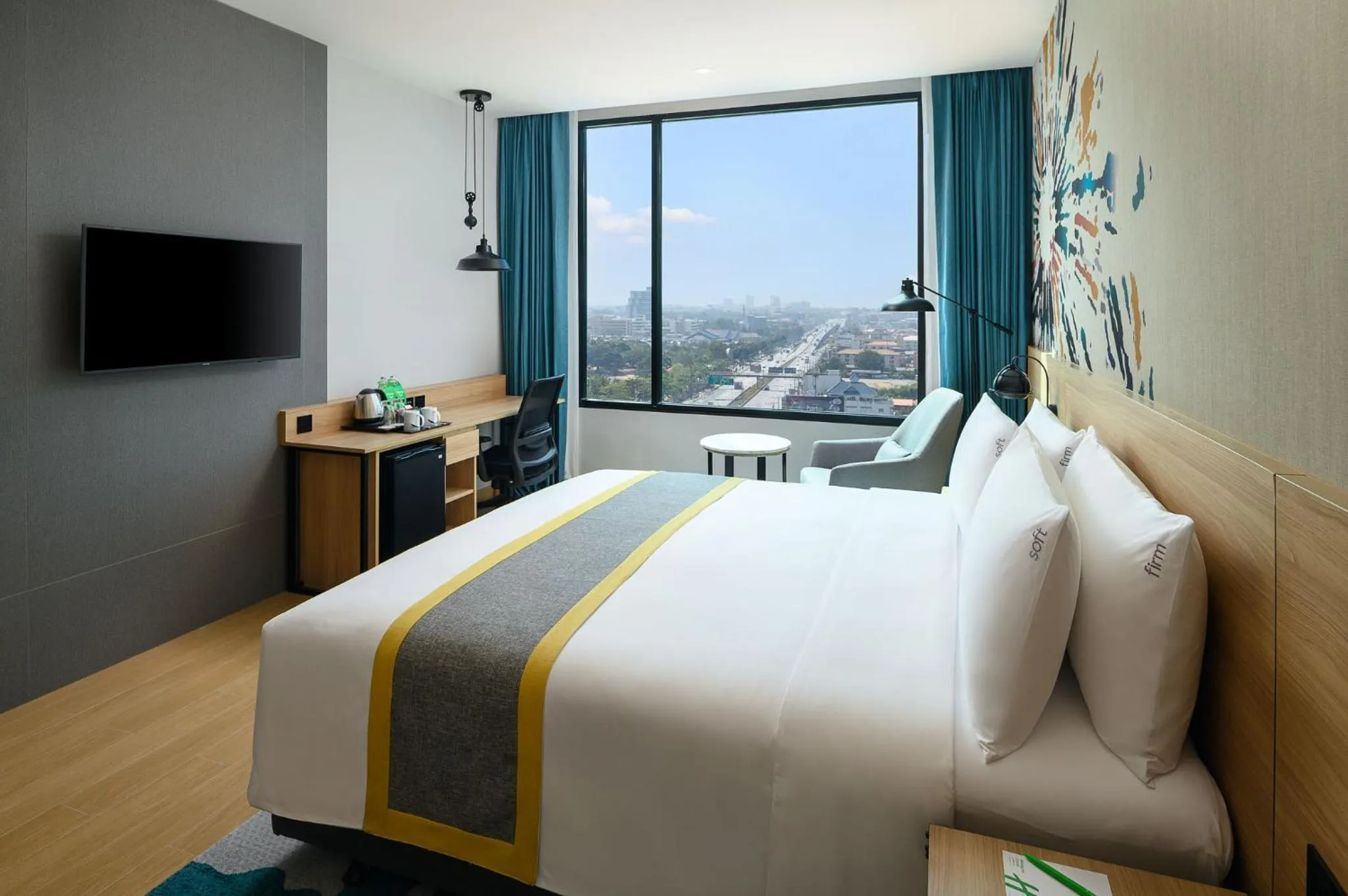 Photo of the whole room, Bed in Holiday Inn & Suites Siracha Laemchabang by IHG