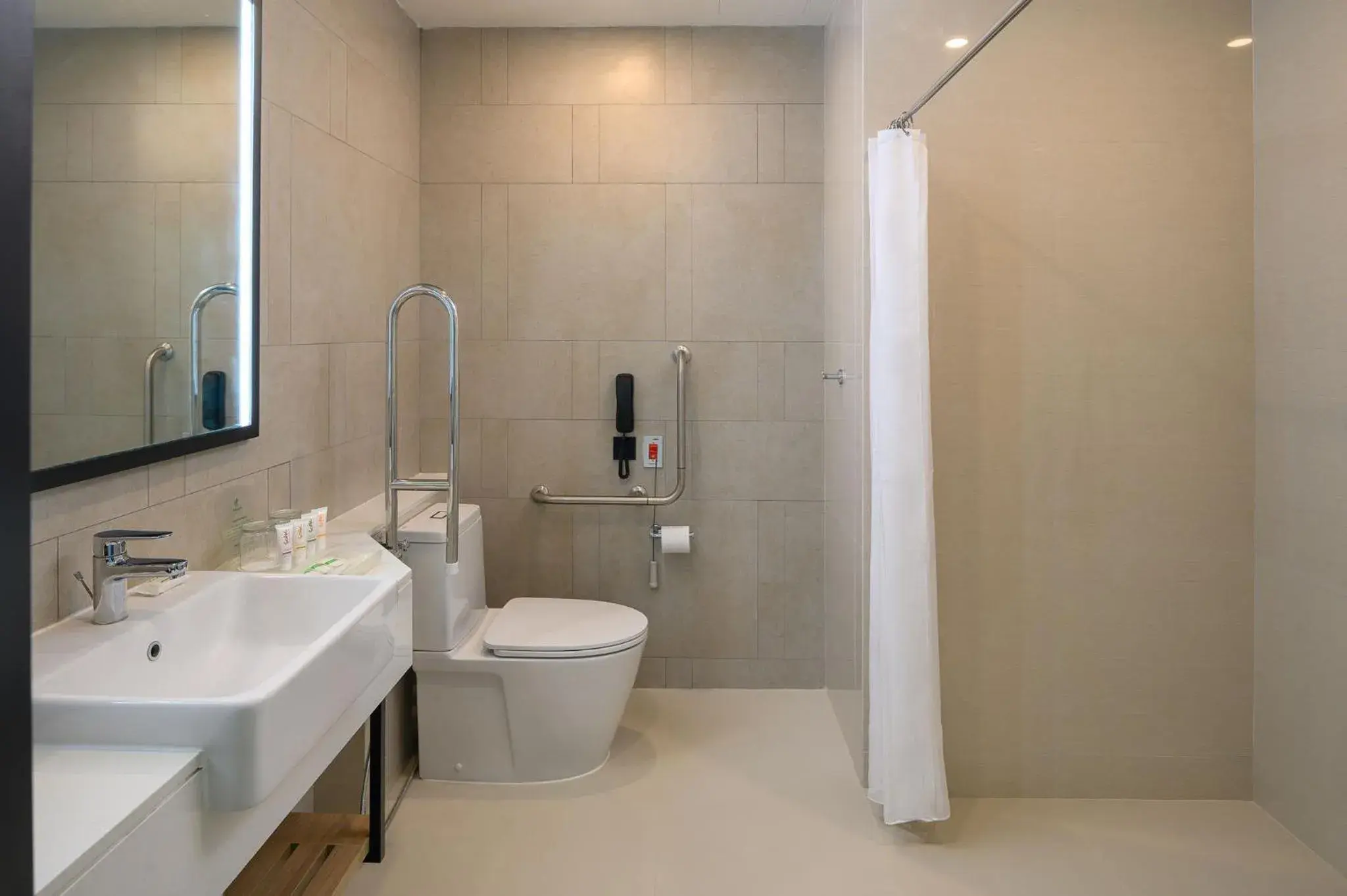 Standard King Room - Disability Access in Holiday Inn & Suites Siracha Laemchabang by IHG Standard King Room - Disability Access in Holiday Inn & Suites Siracha Laemchabang by IHG