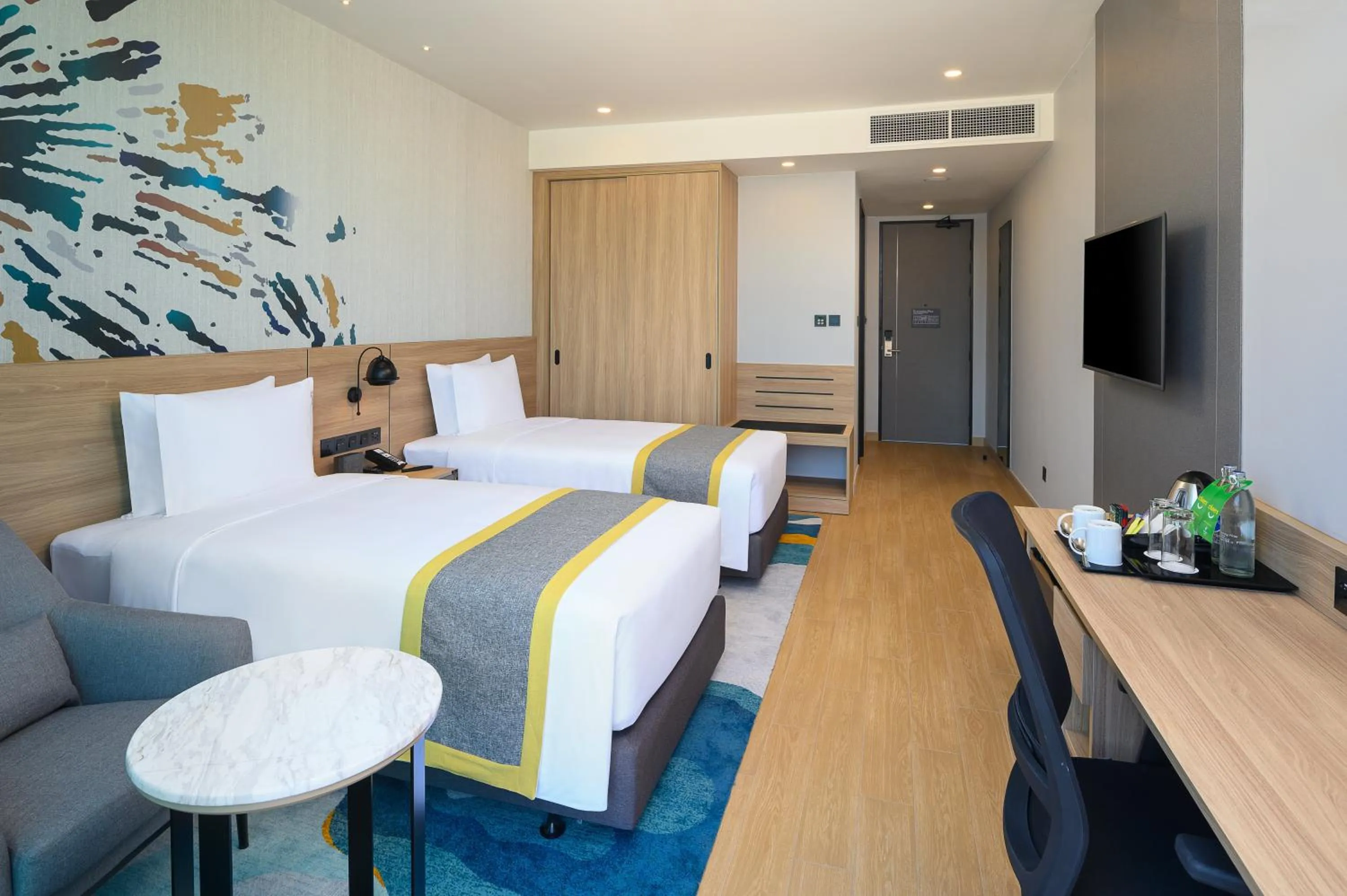 Photo of the whole room, Bed in Holiday Inn & Suites Siracha Laemchabang by IHG