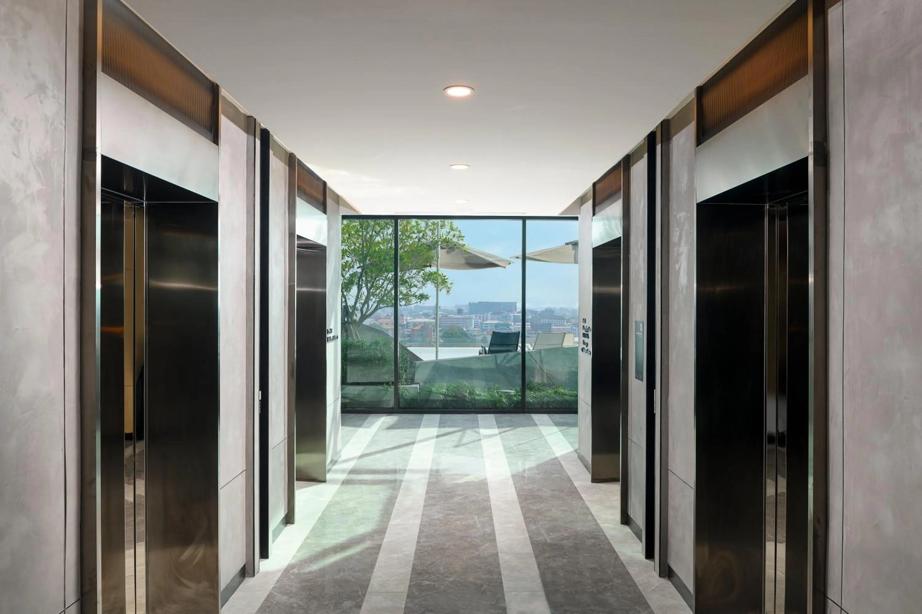 Lobby or reception in Holiday Inn & Suites Siracha Laemchabang by IHG