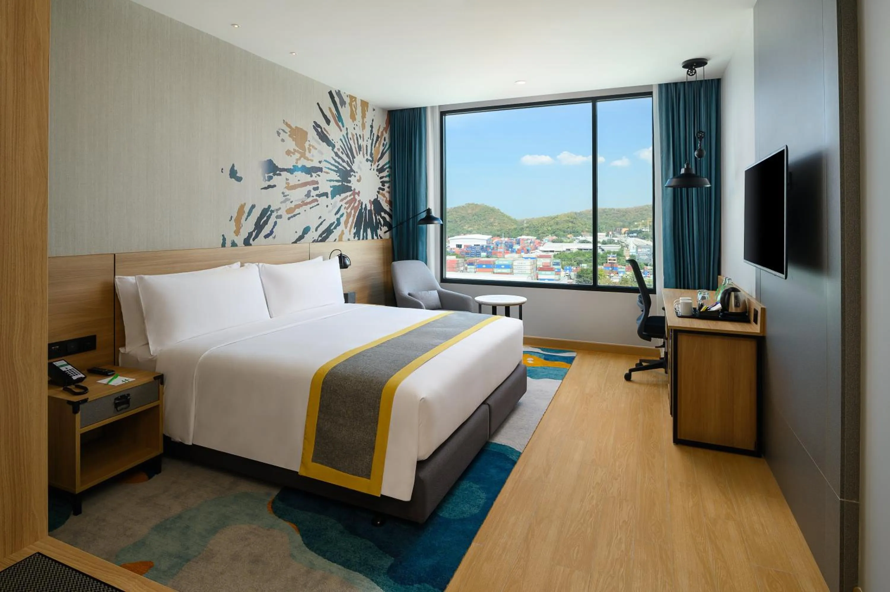 Photo of the whole room, Bed in Holiday Inn & Suites Siracha Laemchabang by IHG