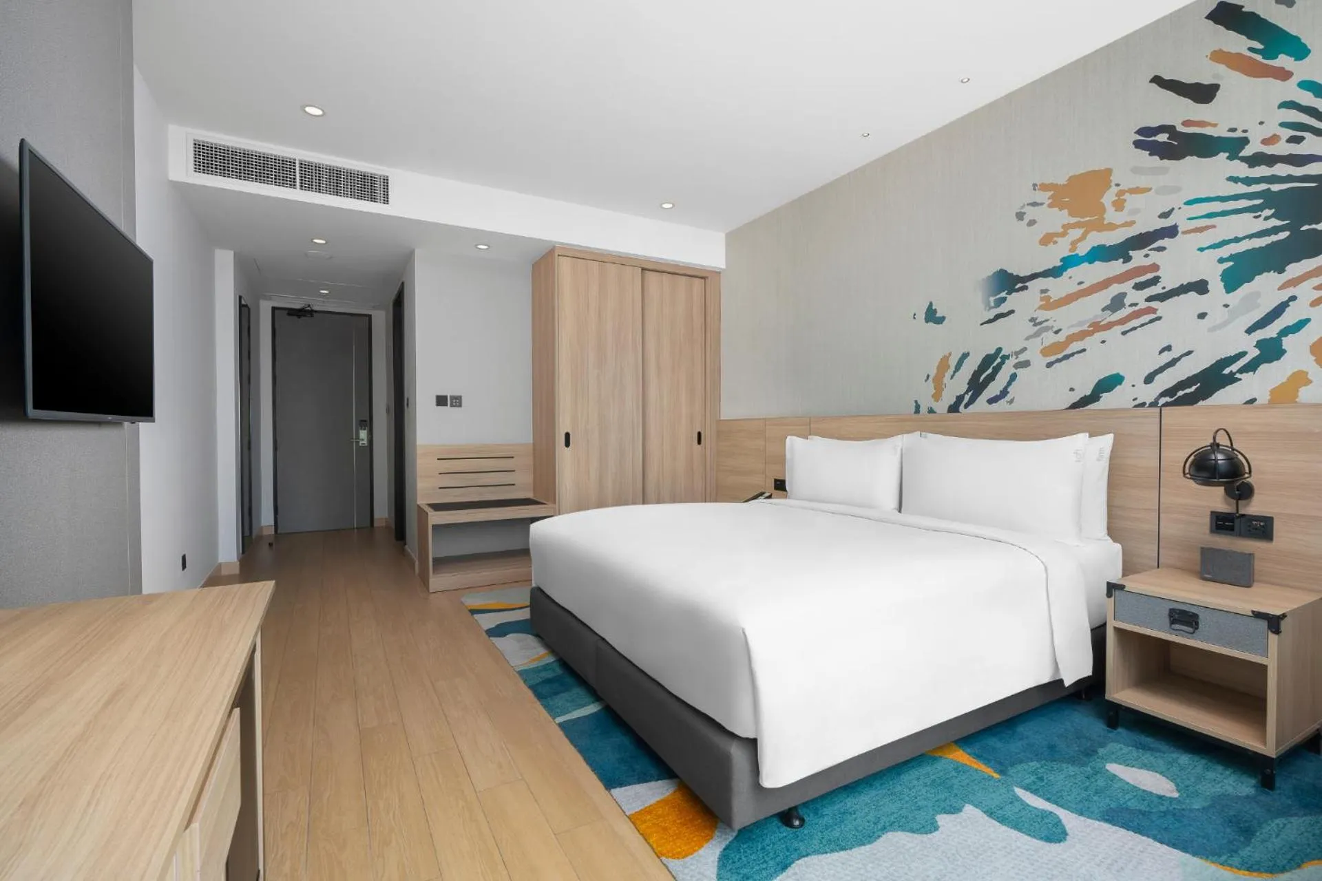 Bedroom, Bed in Holiday Inn & Suites Siracha Laemchabang by IHG