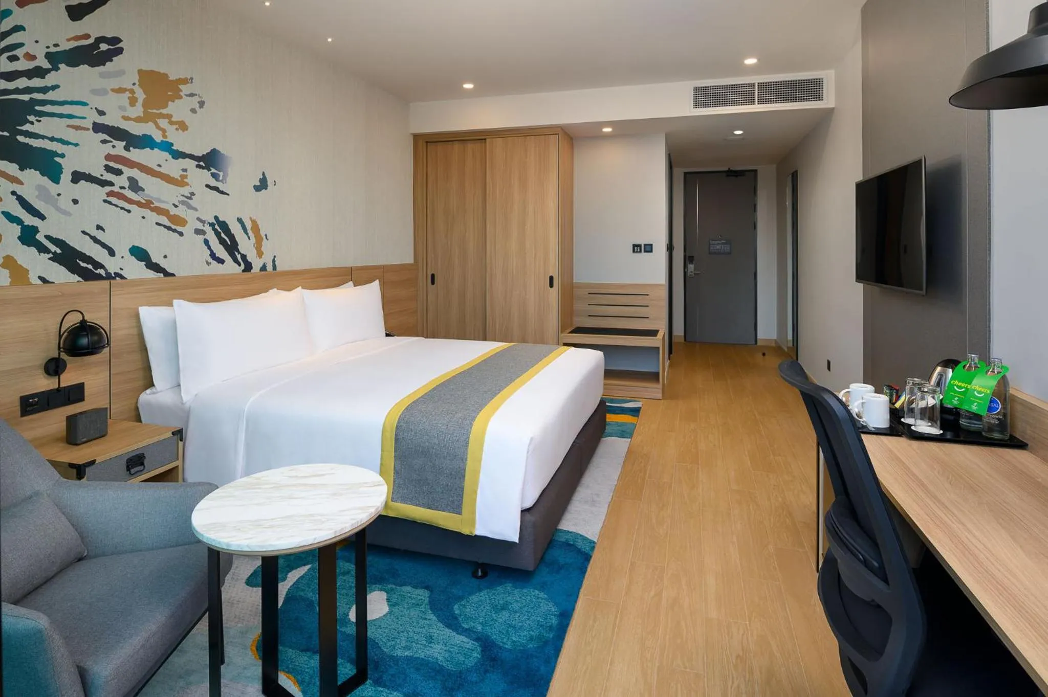 Photo of the whole room, Bed in Holiday Inn & Suites Siracha Laemchabang by IHG