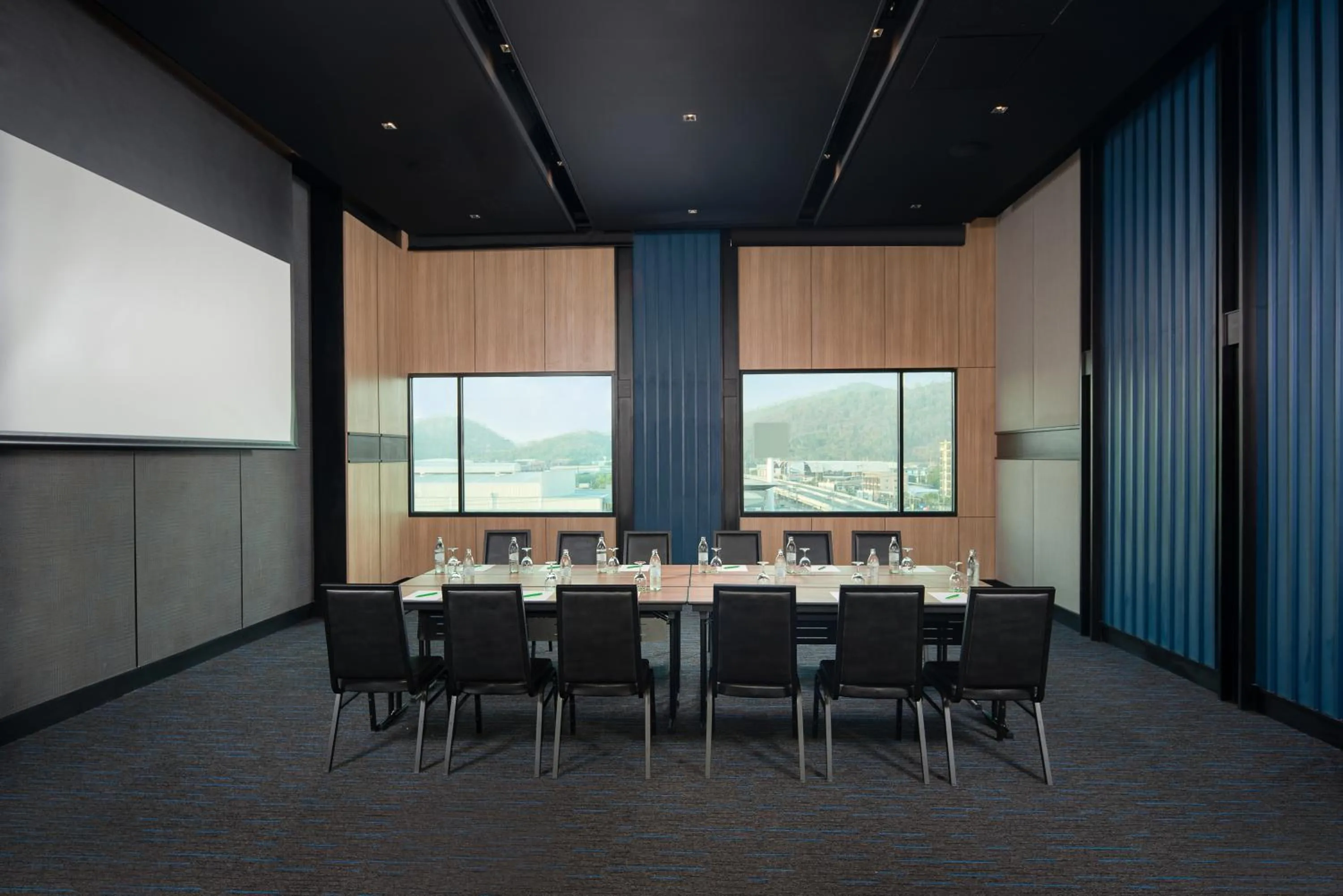 Meeting/conference room in Holiday Inn & Suites Siracha Laemchabang by IHG