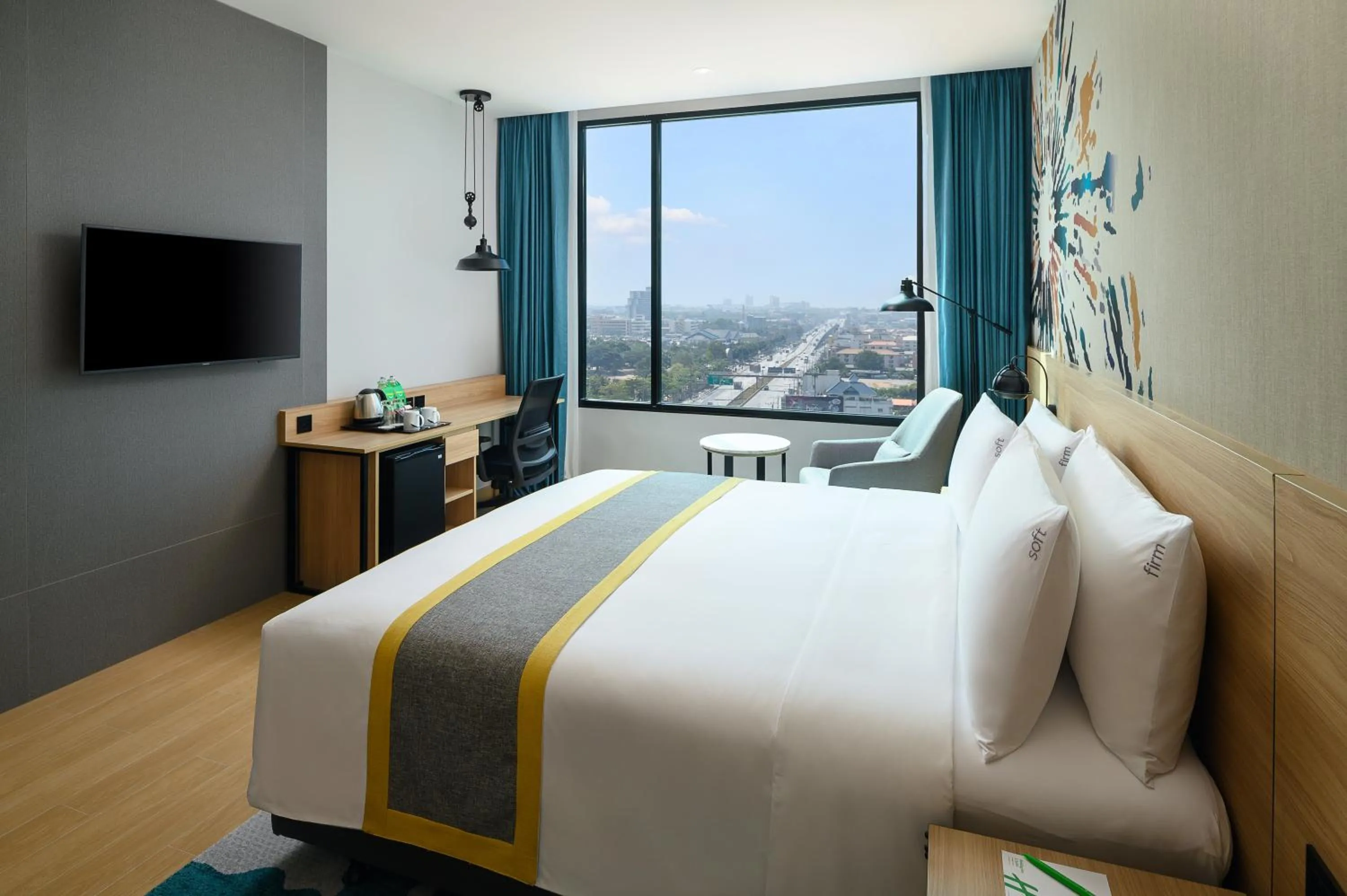 Photo of the whole room, Bed in Holiday Inn & Suites Siracha Laemchabang by IHG