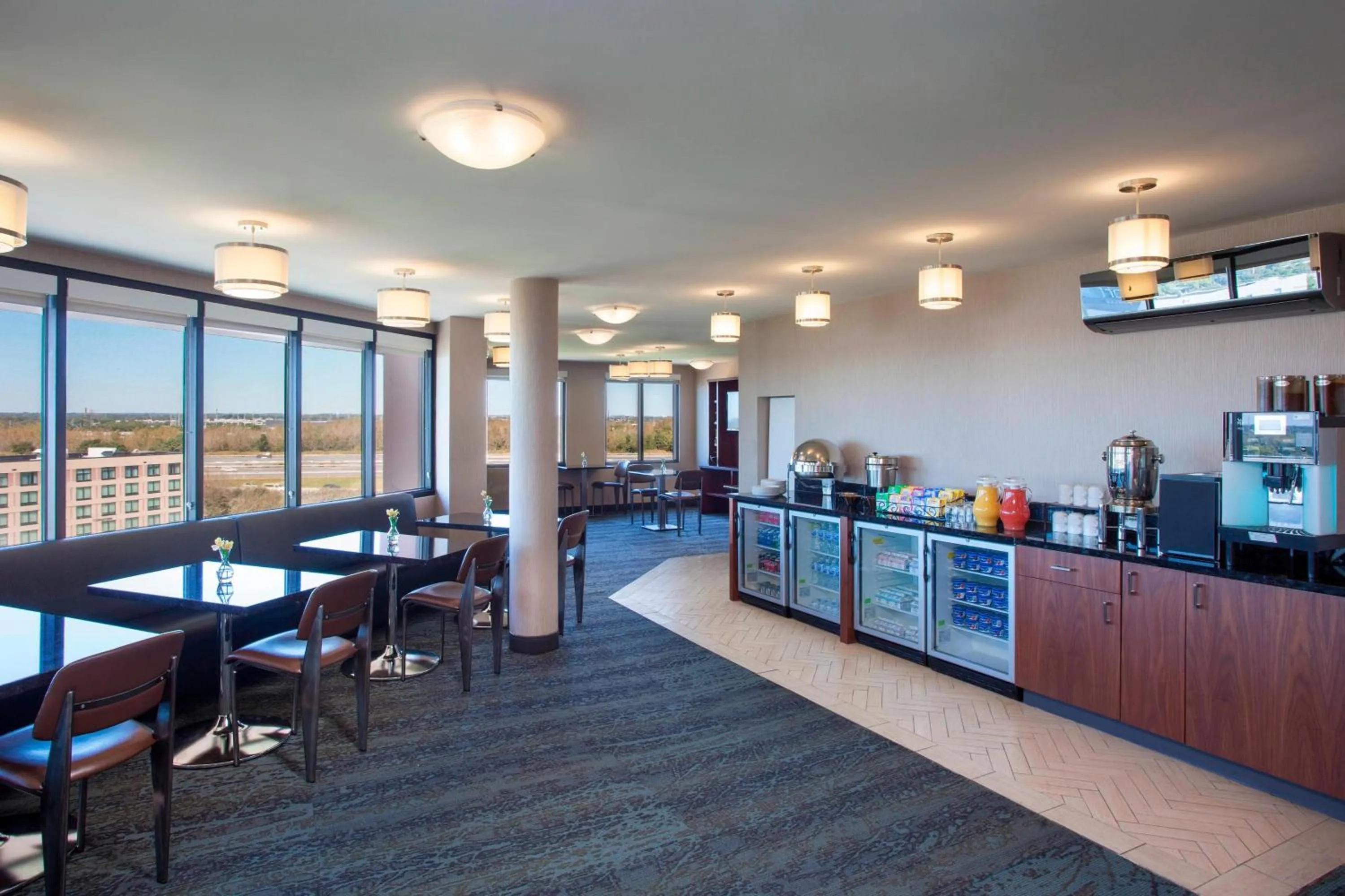 Lounge or bar in Sheraton Suites Philadelphia Airport