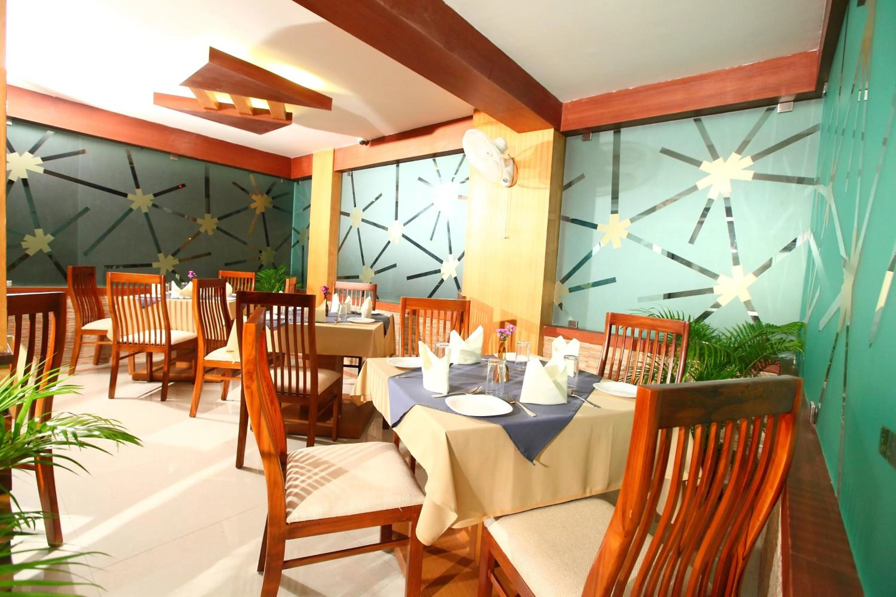 Restaurant/places to eat in Hotel Pearl Palace